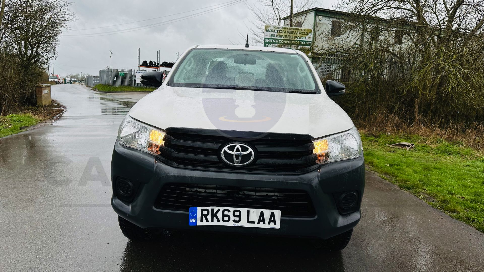 TOYOTA HILUX *DOUBLE CAB PICK-UP* (2020 - EURO 6) 2.4 D-4D - AUTO STOP/START *AIR CON* (1 OWNER) - Image 8 of 48