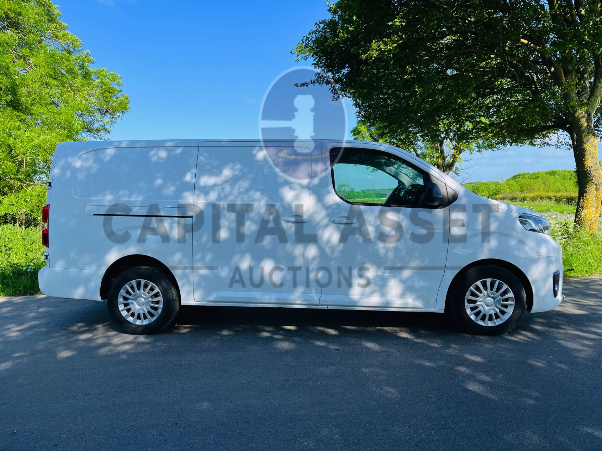 (ON SALE) TOYOTA PROACE 2.0D "COMFORT" LWB (18 REG) AC - ELEC PACK - EURO 6-6 SPEED -TWIN SIDE DOORS - Image 12 of 24