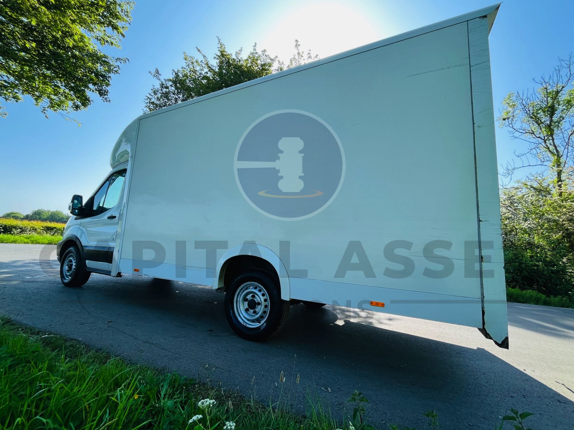 (ON SALE) FORD TRANSIT T350 *LWB - LOW LOADER / LUTON BOX*(2020 -EURO 6) 2.0 TDCI ECOBLUE *AIR CON - Image 4 of 38