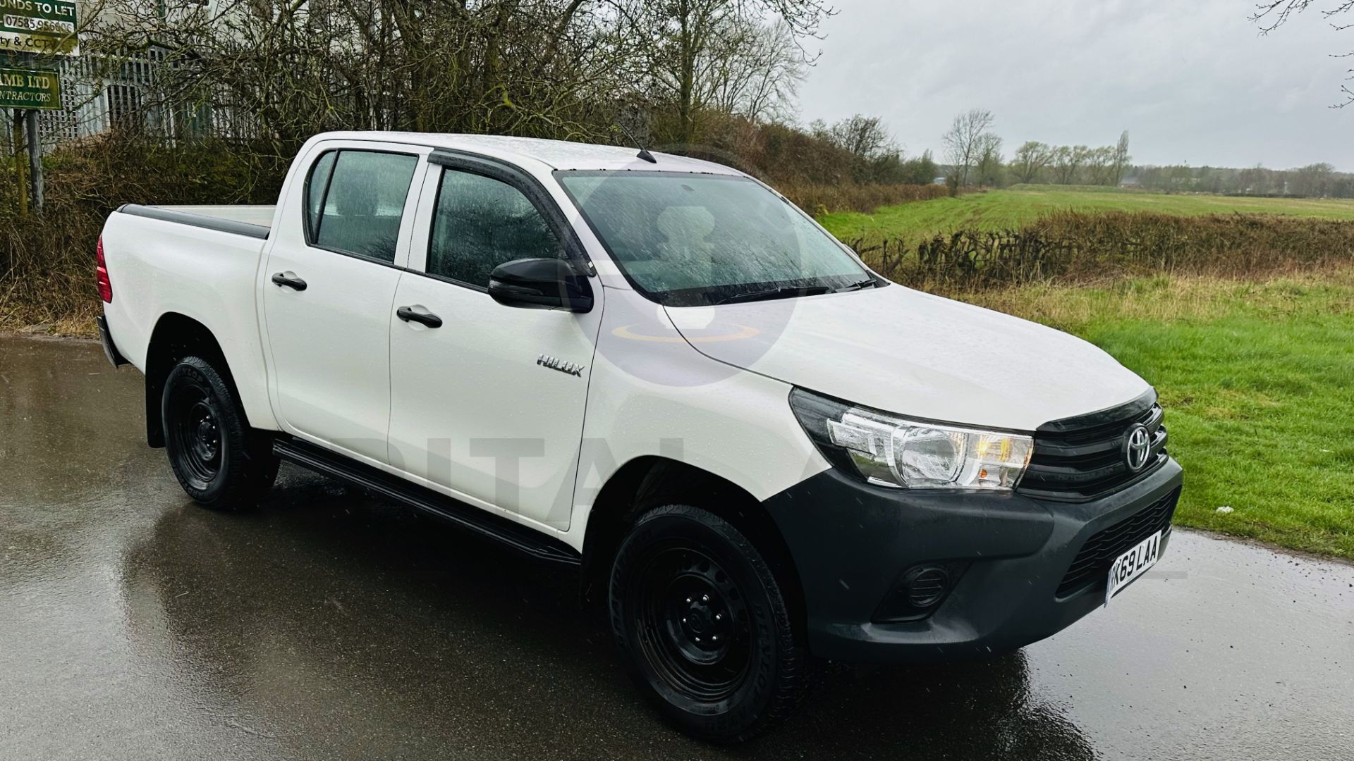 TOYOTA HILUX *DOUBLE CAB PICK-UP* (2020 - EURO 6) 2.4 D-4D - AUTO STOP/START *AIR CON* (1 OWNER) - Image 2 of 48