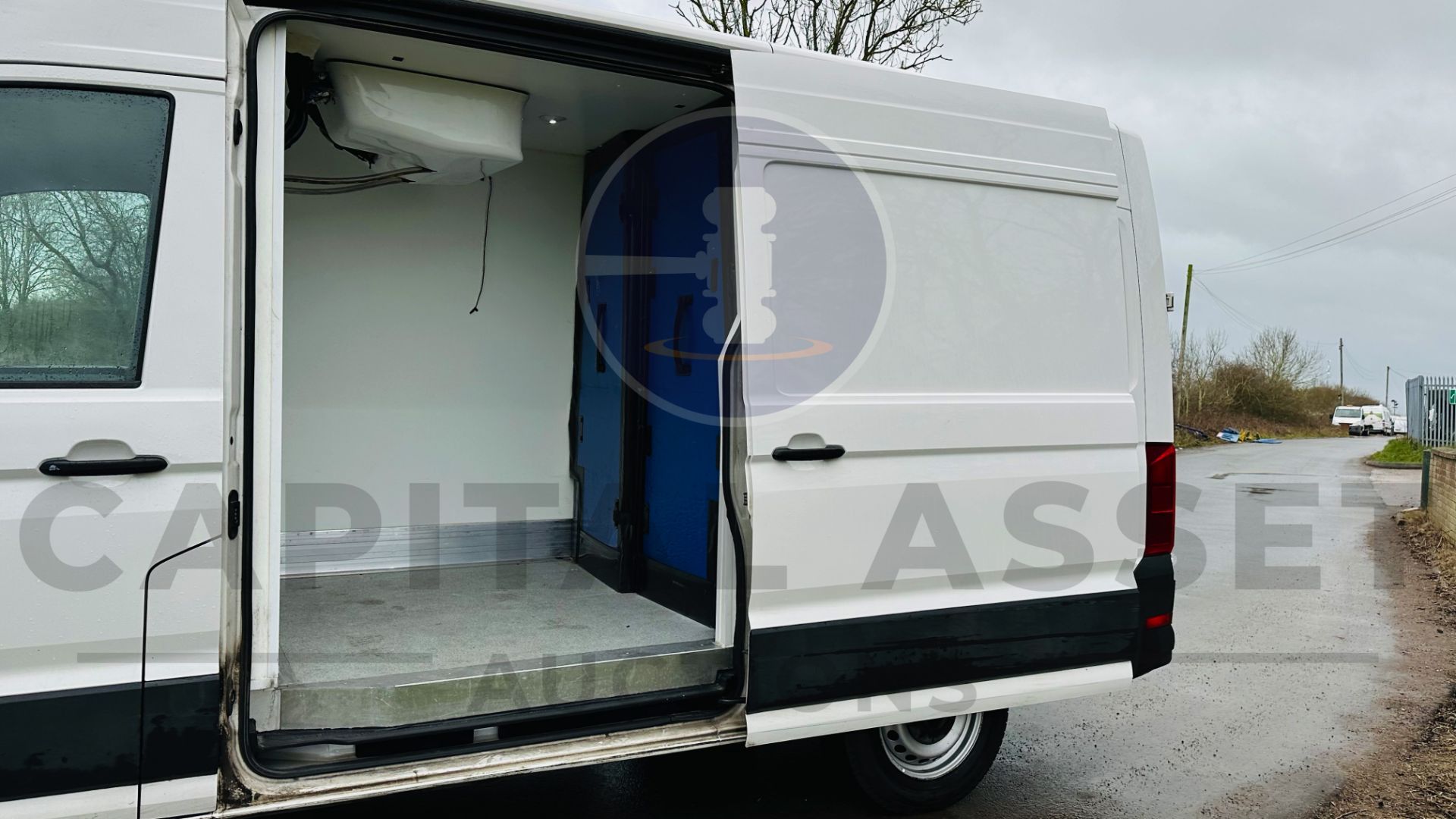 VOLKSWAGEN CRAFTER CR35 *MWB REFRIGERATED VAN* (2019 - EURO 6) 2.0 TDI - 6 SPEED (1 OWNER) - Image 24 of 41