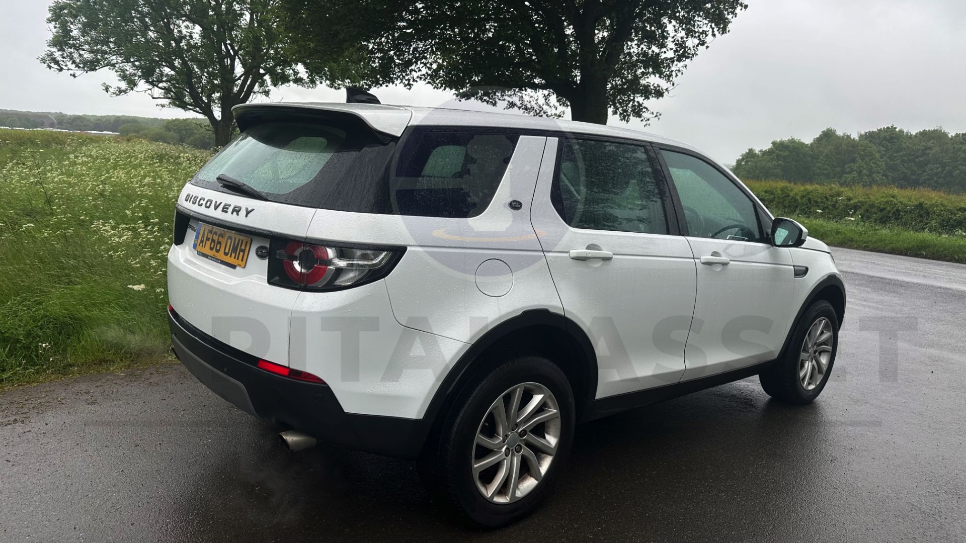 (On Sale) LAND ROVER DISCOVERY SPORT *SE TECH* 7 SEATER (66 REG - EURO 6) 2.0 TD4 - AUTO *HUGE SPEC* - Image 12 of 48