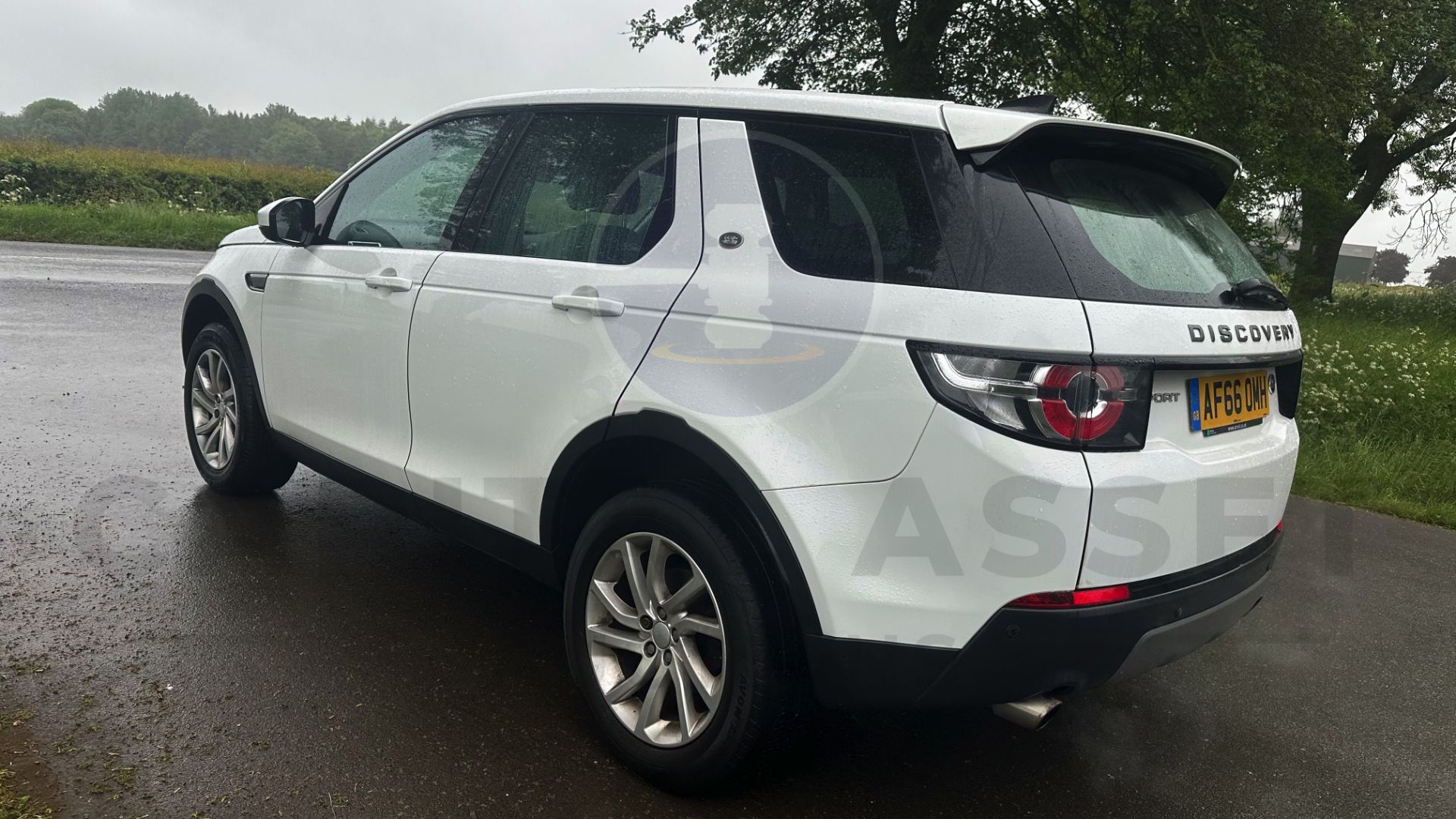 (On Sale) LAND ROVER DISCOVERY SPORT *SE TECH* 7 SEATER (66 REG - EURO 6) 2.0 TD4 - AUTO *HUGE SPEC* - Image 10 of 48