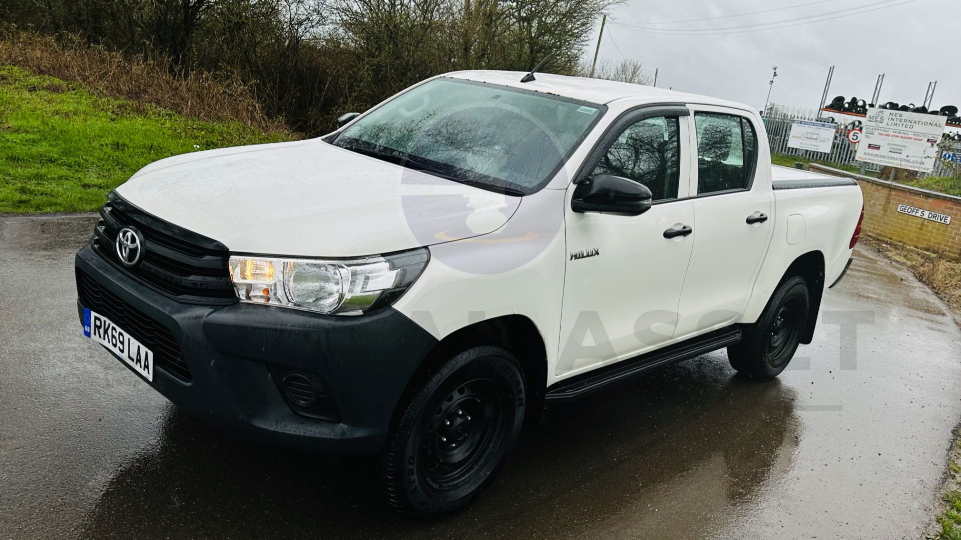 TOYOTA HILUX *DOUBLE CAB PICK-UP* (2020 - EURO 6) 2.4 D-4D - AUTO STOP/START *AIR CON* (1 OWNER) - Image 3 of 48