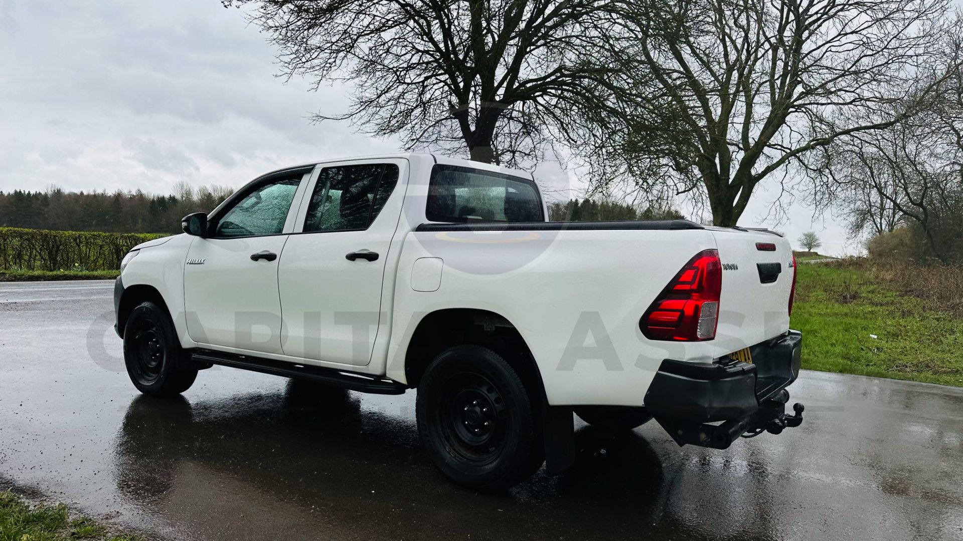 TOYOTA HILUX *DOUBLE CAB PICK-UP* (2020 - EURO 6) 2.4 D-4D - AUTO STOP/START *AIR CON* (1 OWNER) - Image 13 of 48