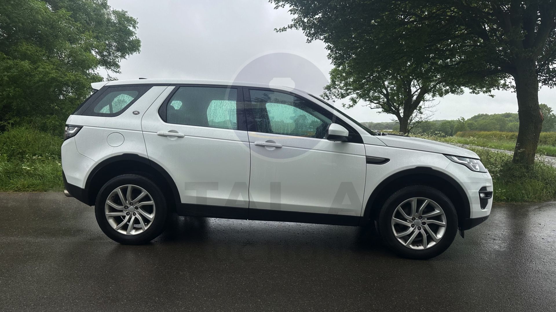 (On Sale) LAND ROVER DISCOVERY SPORT *SE TECH* 7 SEATER (66 REG - EURO 6) 2.0 TD4 - AUTO *HUGE SPEC* - Image 14 of 48