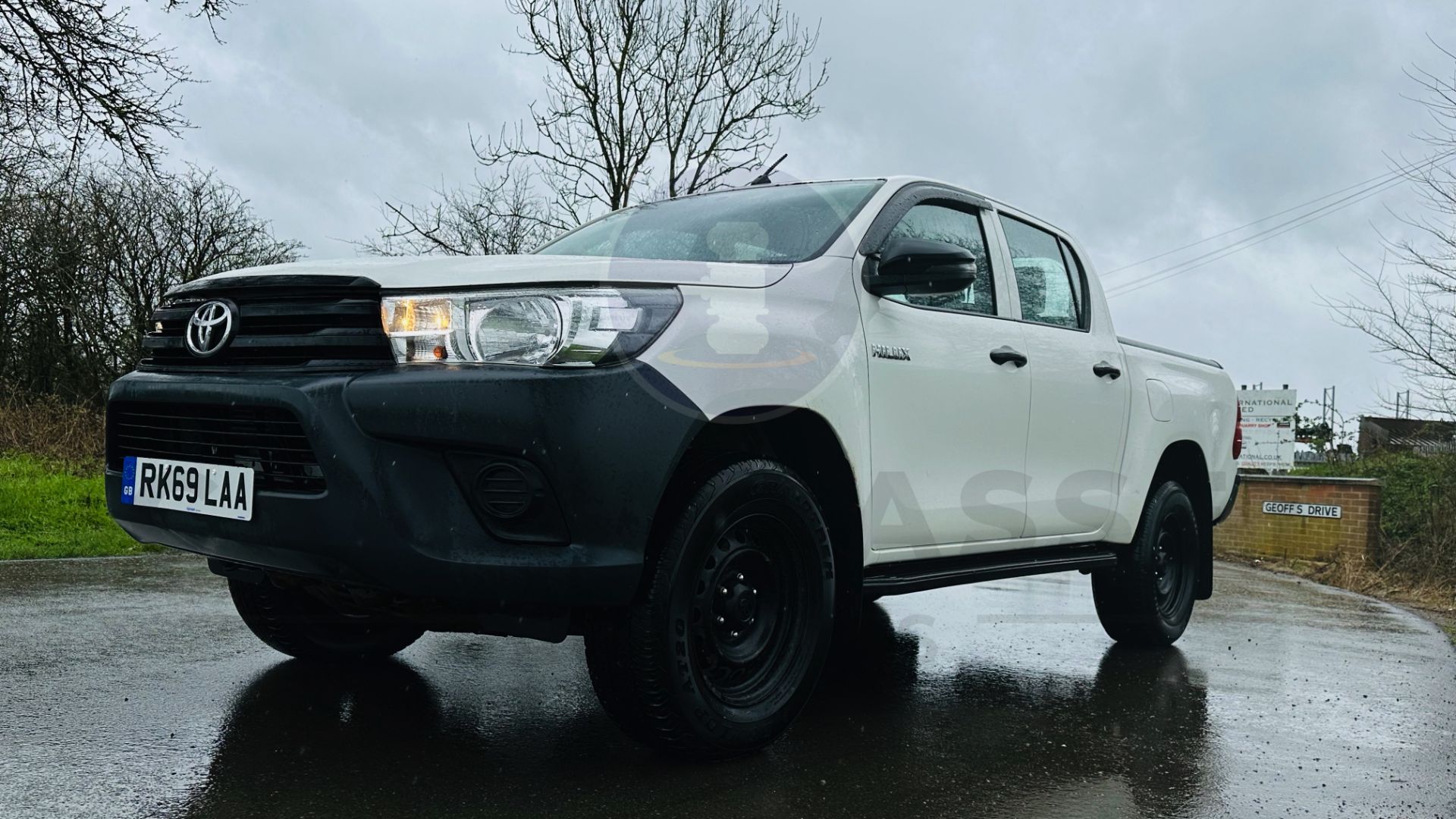 TOYOTA HILUX *DOUBLE CAB PICK-UP* (2020 - EURO 6) 2.4 D-4D - AUTO STOP/START *AIR CON* (1 OWNER) - Image 4 of 48