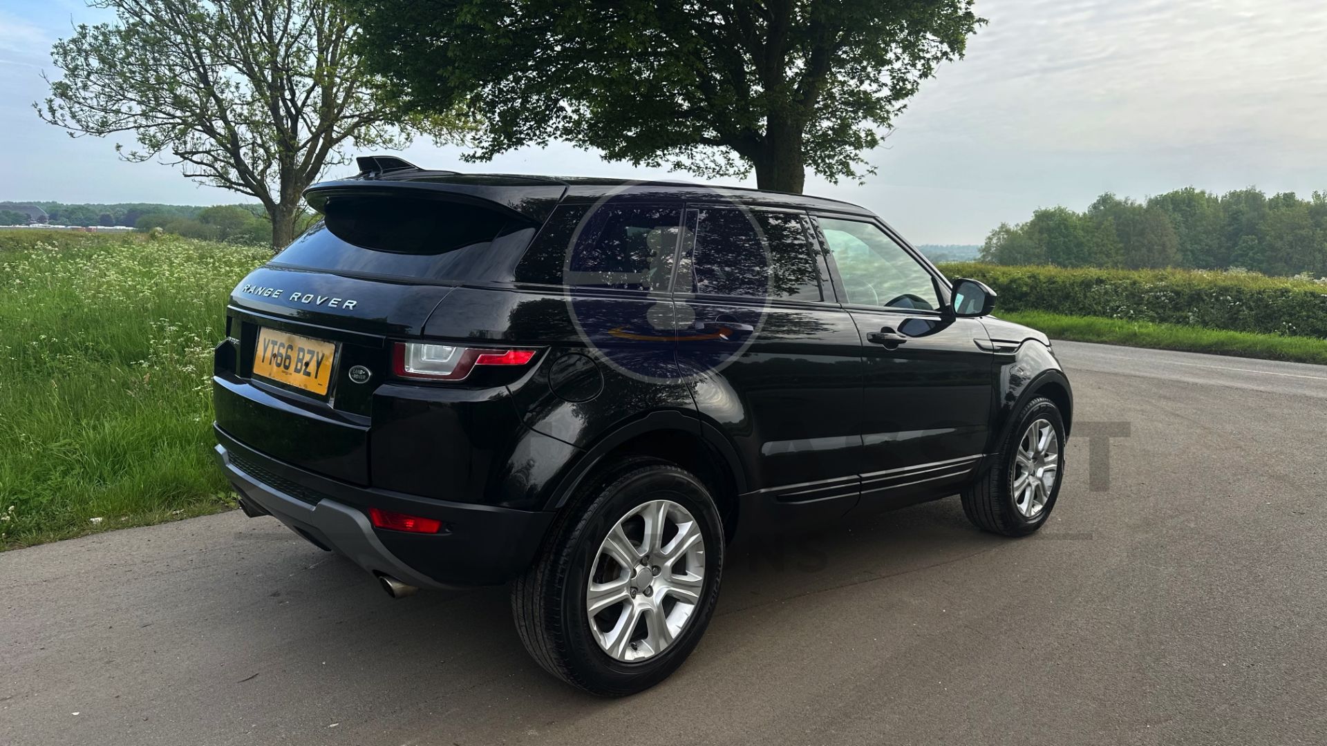 (On Sale) RANGE ROVER EVOQUE *SE TECH* 5 DOOR (66 REG - EURO 6) 2.0 TD4 - AUTOMATIC *HUGE SPEC* - Image 12 of 54