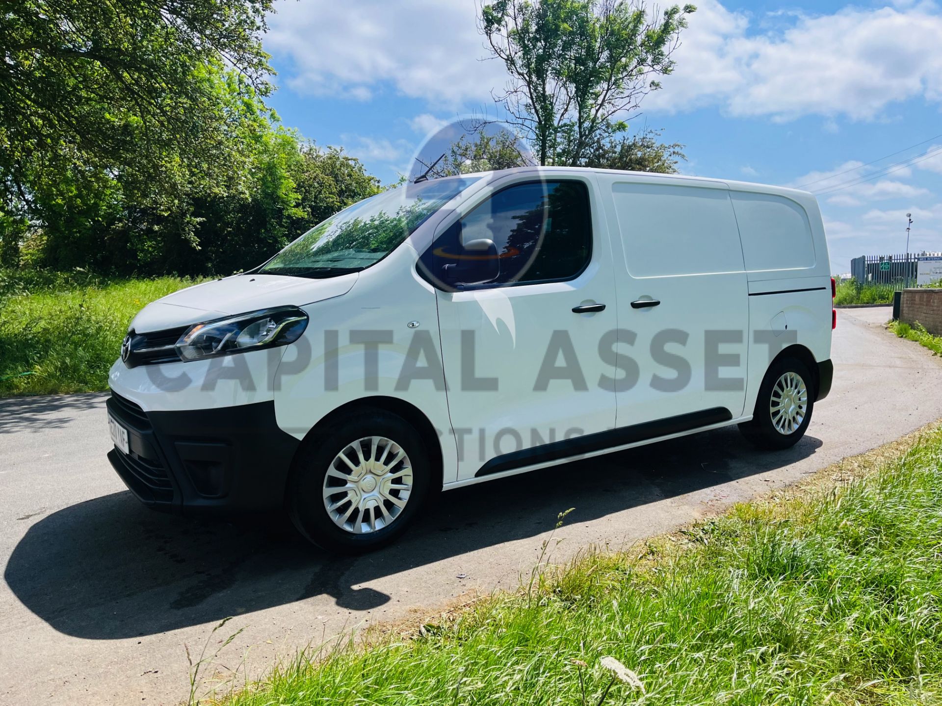 (On Sale) TOYOTA PROACE "ICON" LWB (2020) LWB - 1 OWNER FSH (AC) ELEC PACK - PARK SENSORS - TWIN SLD - Bild 6 aus 26