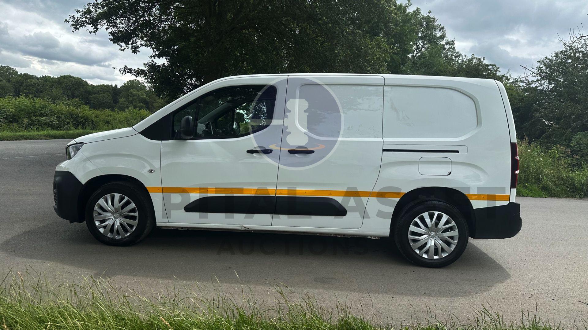 PEUGEOT PARTNER *PROFESSIONAL* LWB - 6 SEATER CREW VAN (2019 - NEW MODEL) 1.6 BLUE HDI - STOP/START - Image 8 of 40