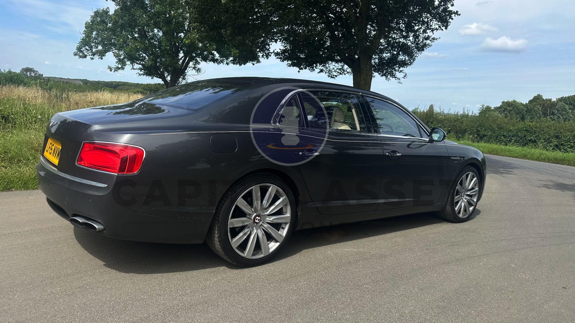 BENTLEY FLYING SPUR *LUXURY SALOON* (2015 FACELIFT MODEL) 4.0 V8 - 500 BHP - AUTO *ULTIMATE LUXURY* - Image 13 of 57