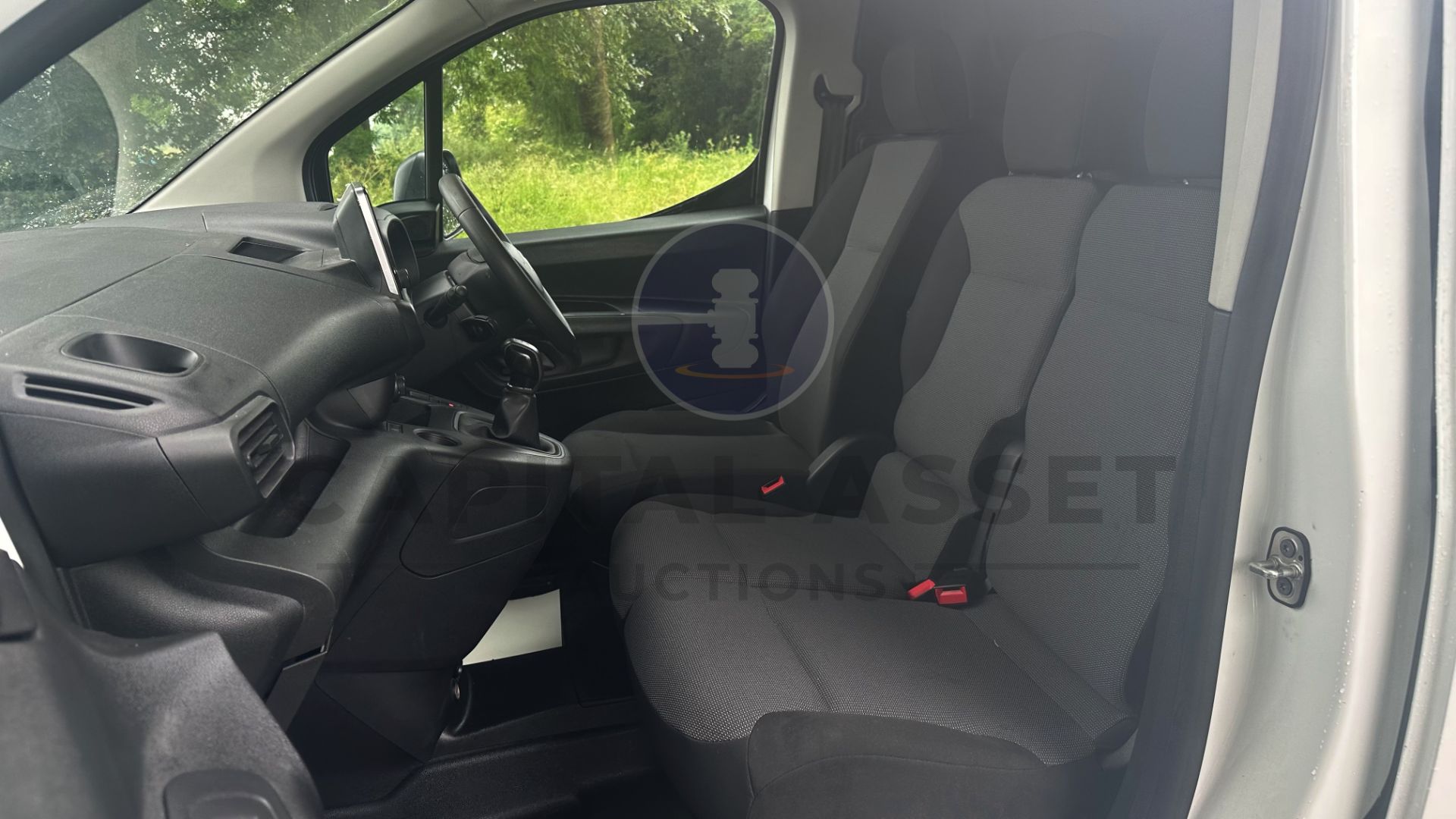 CITROEN BERLINGO *ENTERPRISE EDITION* LCV PANEL VAN (2020 - EURO 6) 1.5 BLUE HDI *SAT NAV & AIR CON* - Image 21 of 39