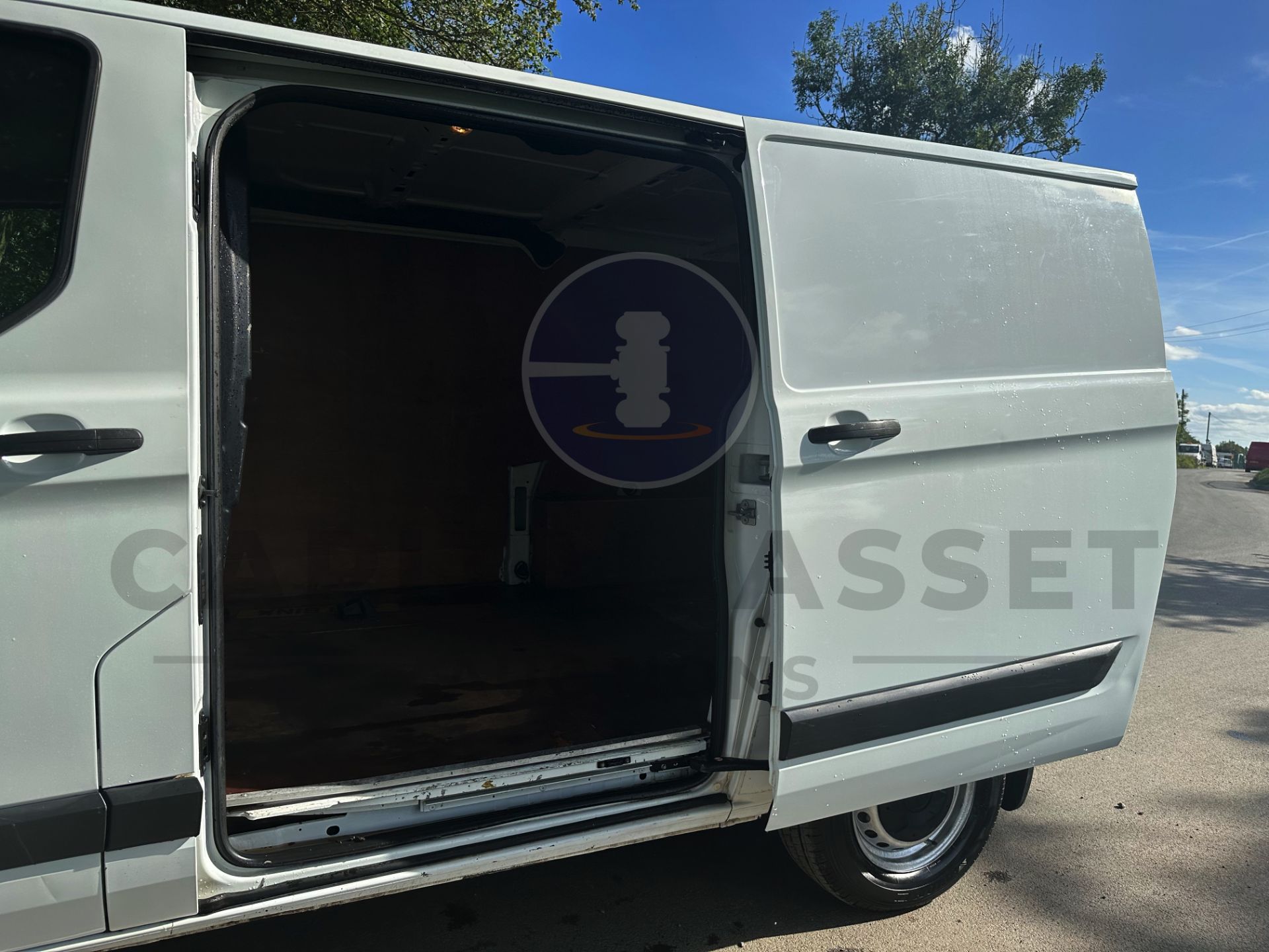 (On Sale) FORD TRANSIT CUSTOM *SWB - PANEL VAN* (2018 - EURO 6) 2.0 TDCI - 6 SPEED *U-LEZ* (1 OWNER) - Image 22 of 39