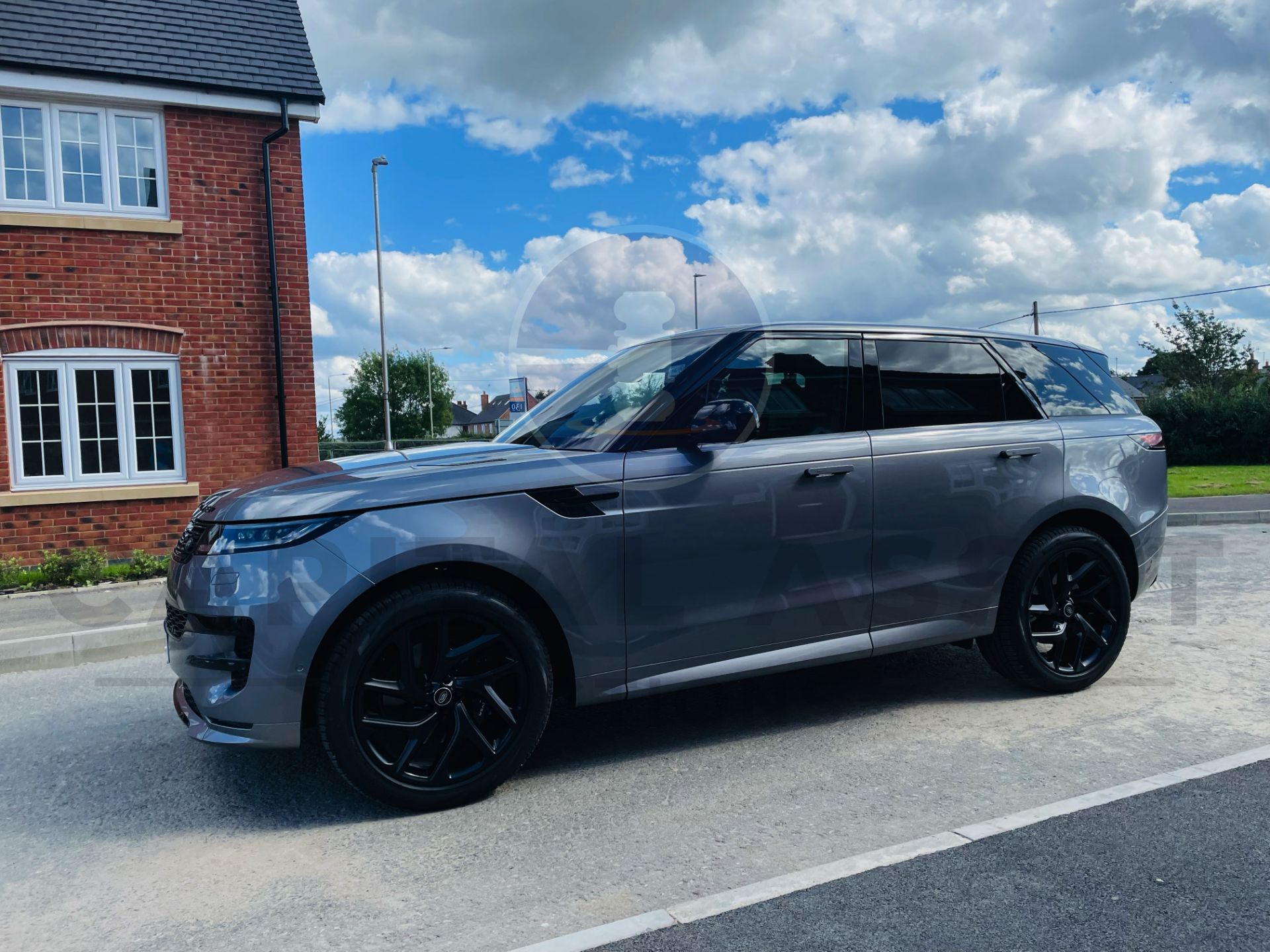 (ON SALE) RANGE ROVER SPORT SE DYNAMIC(2023 -NEW MODEL) D300 - 8 SPEED AUTO TOP OF THE RANGE*23 REG - Image 5 of 46