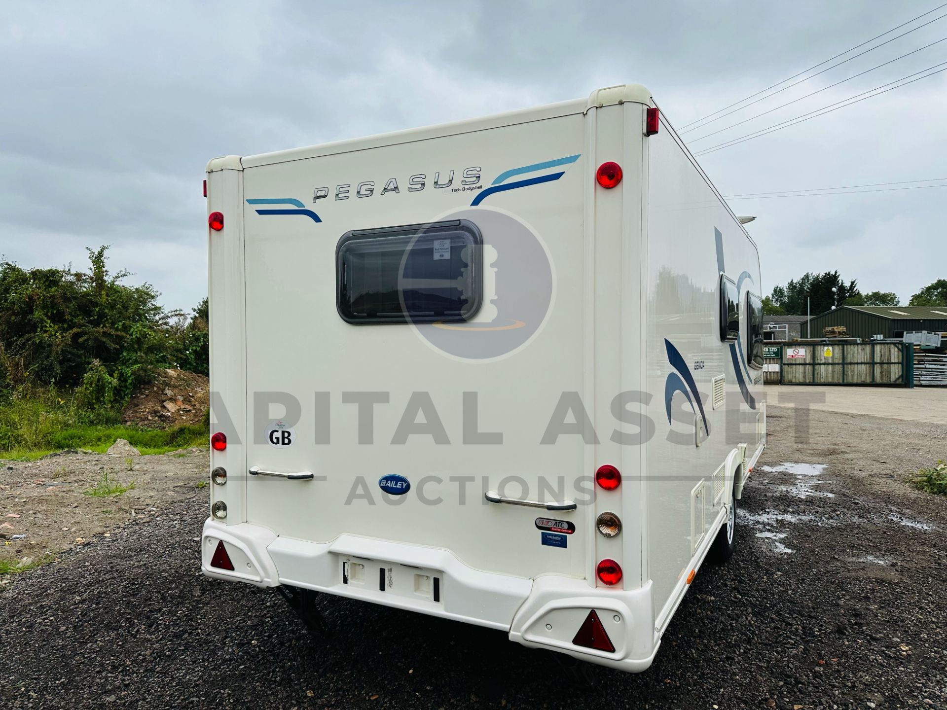 (ON SALE) BAILEY PEGASUS GENOA SERIES 2 - 2 BERTH TOURING CARAVAN (2012 REG) - NO VAT!!! (SAVE 20%) - Image 5 of 34