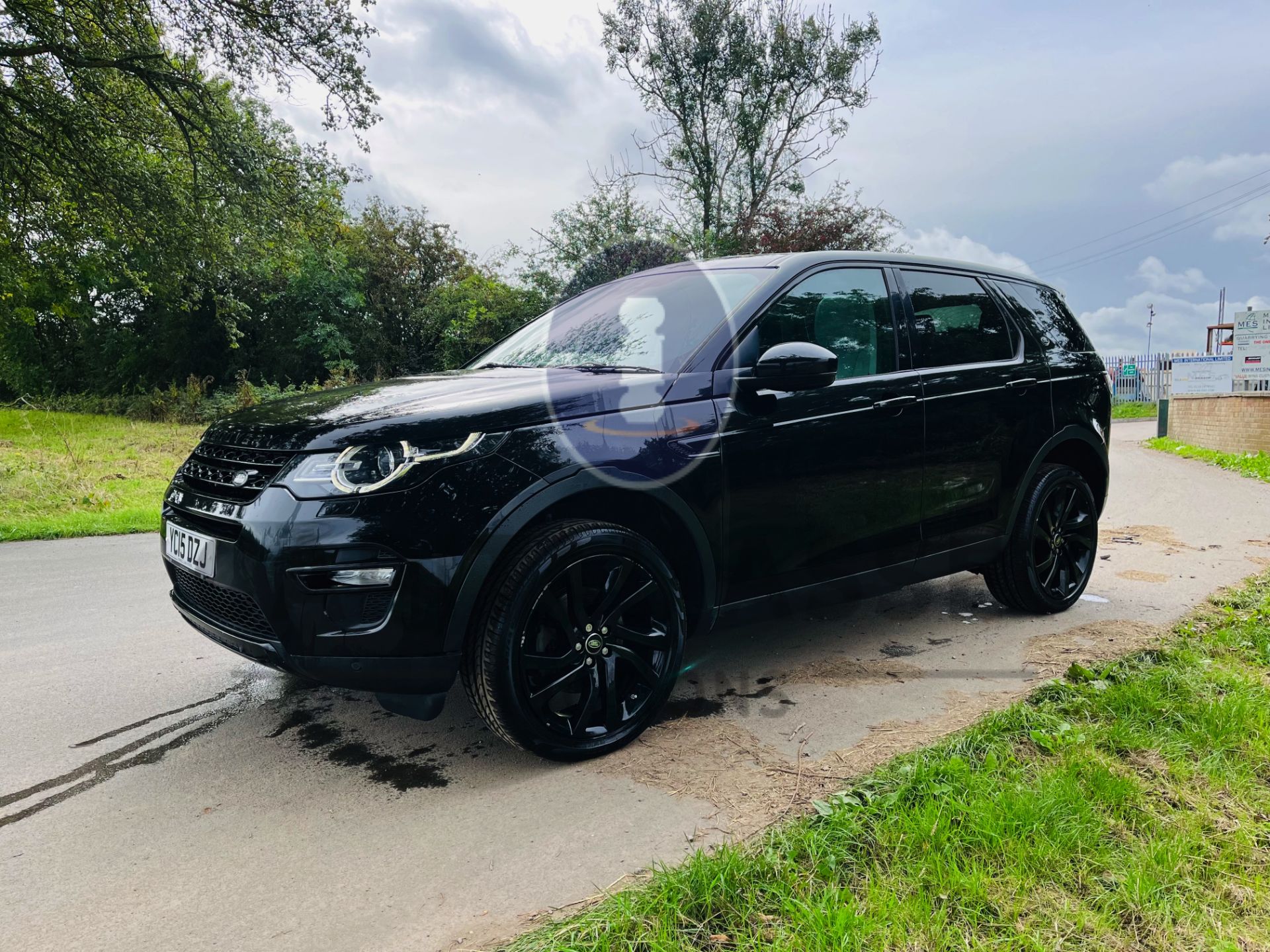 (ON SALE) LAND ROVER DISCOVERY SPORT SD4 "HSE BLACK " AUTO (15 REG) FSH (7 SEATER) 190 BHP -PAN ROOF - Image 6 of 39