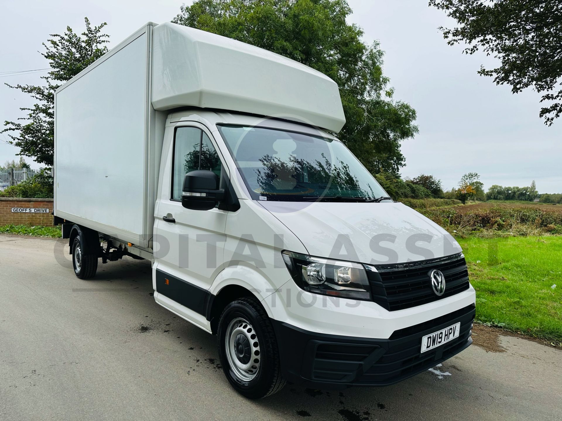 VOLKSWAGEN CRAFTER CR35 *LUTON / BOX VAN* (2019 - EURO 6) 2.0 TDI - 6 SPEED *TAIL-LIFT* - Image 2 of 23