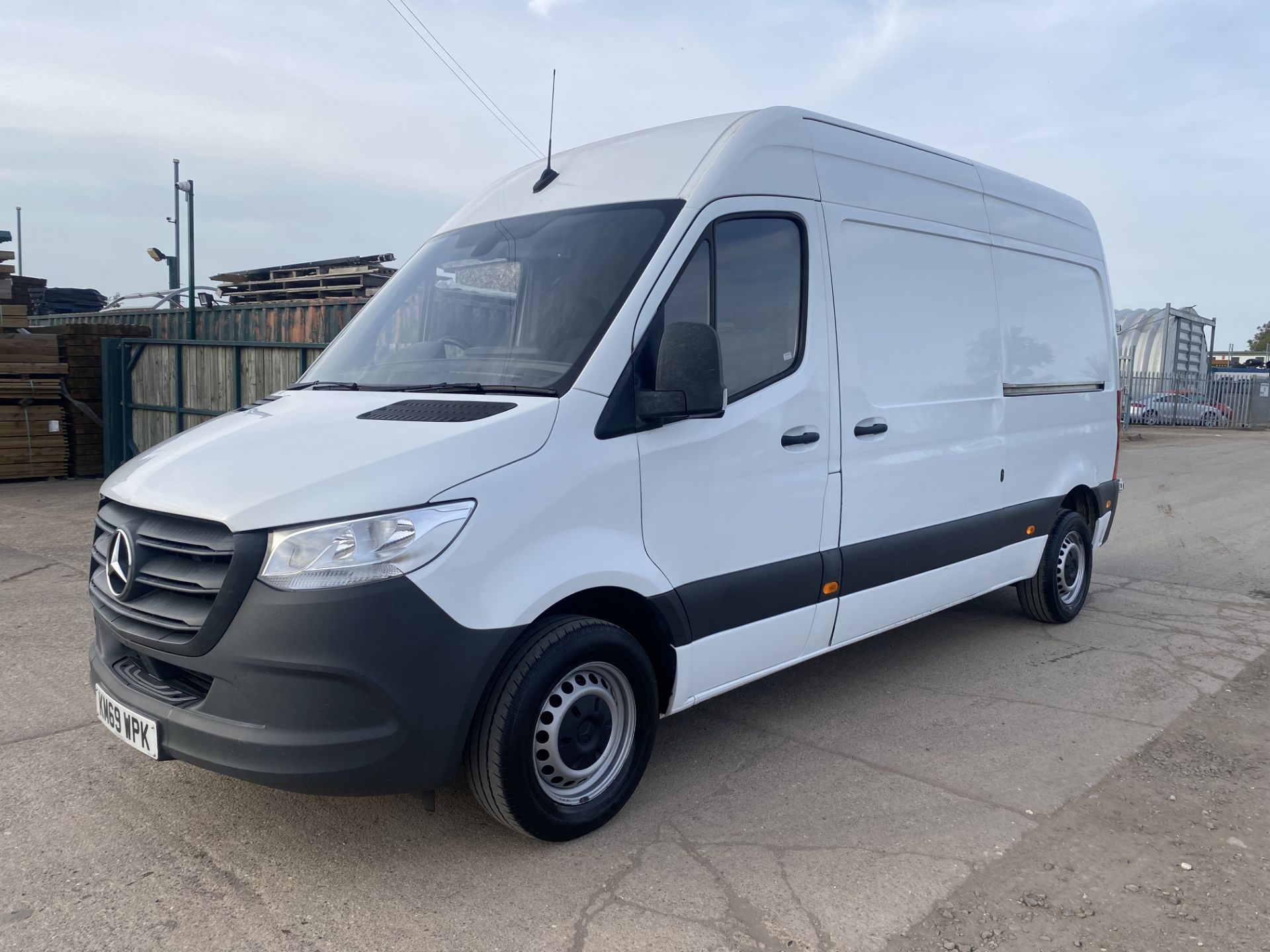 (ON SALE) MERCEDES SPRINTER 314CDI MEDIUM WHEEL BASE HIGH ROOF - 2020 MODEL- ONLY 80K MILES - - Image 8 of 27