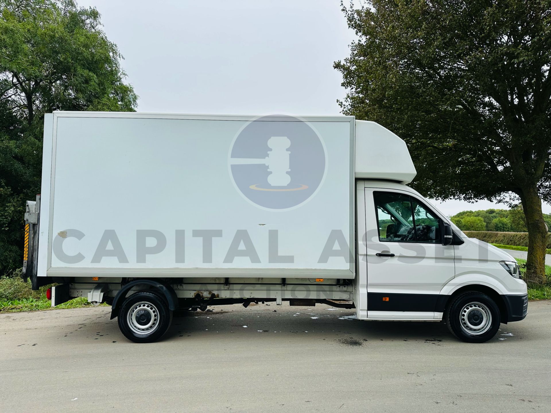 VOLKSWAGEN CRAFTER CR35 *LUTON / BOX VAN* (2019 - EURO 6) 2.0 TDI - 6 SPEED *TAIL-LIFT* - Image 12 of 23