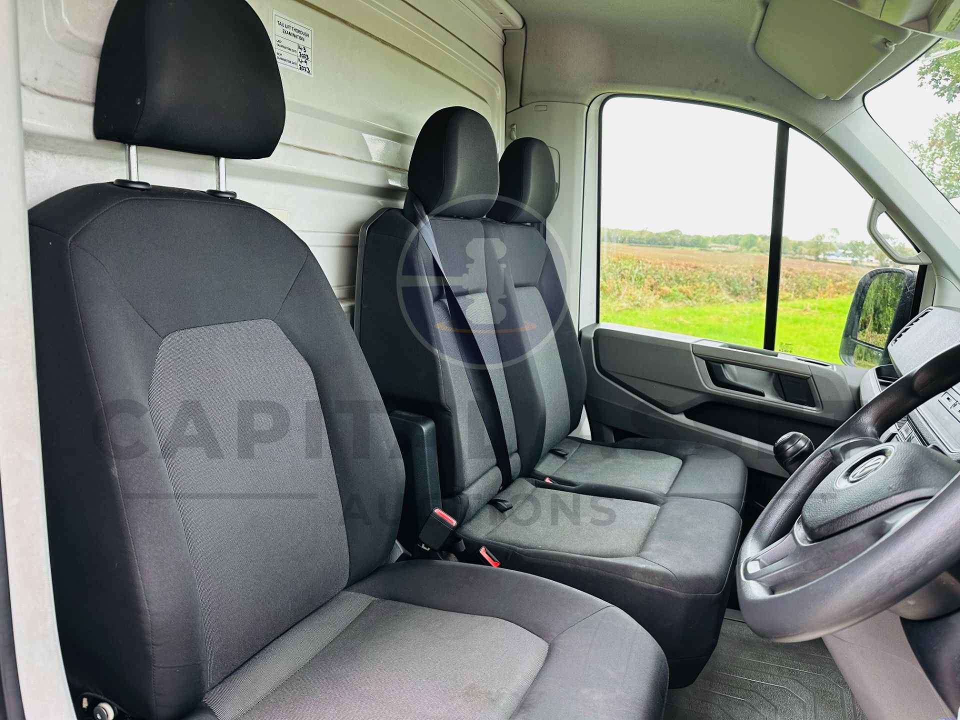 VOLKSWAGEN CRAFTER CR35 *LUTON / BOX VAN* (2019 - EURO 6) 2.0 TDI - 6 SPEED *TAIL-LIFT* - Image 15 of 23