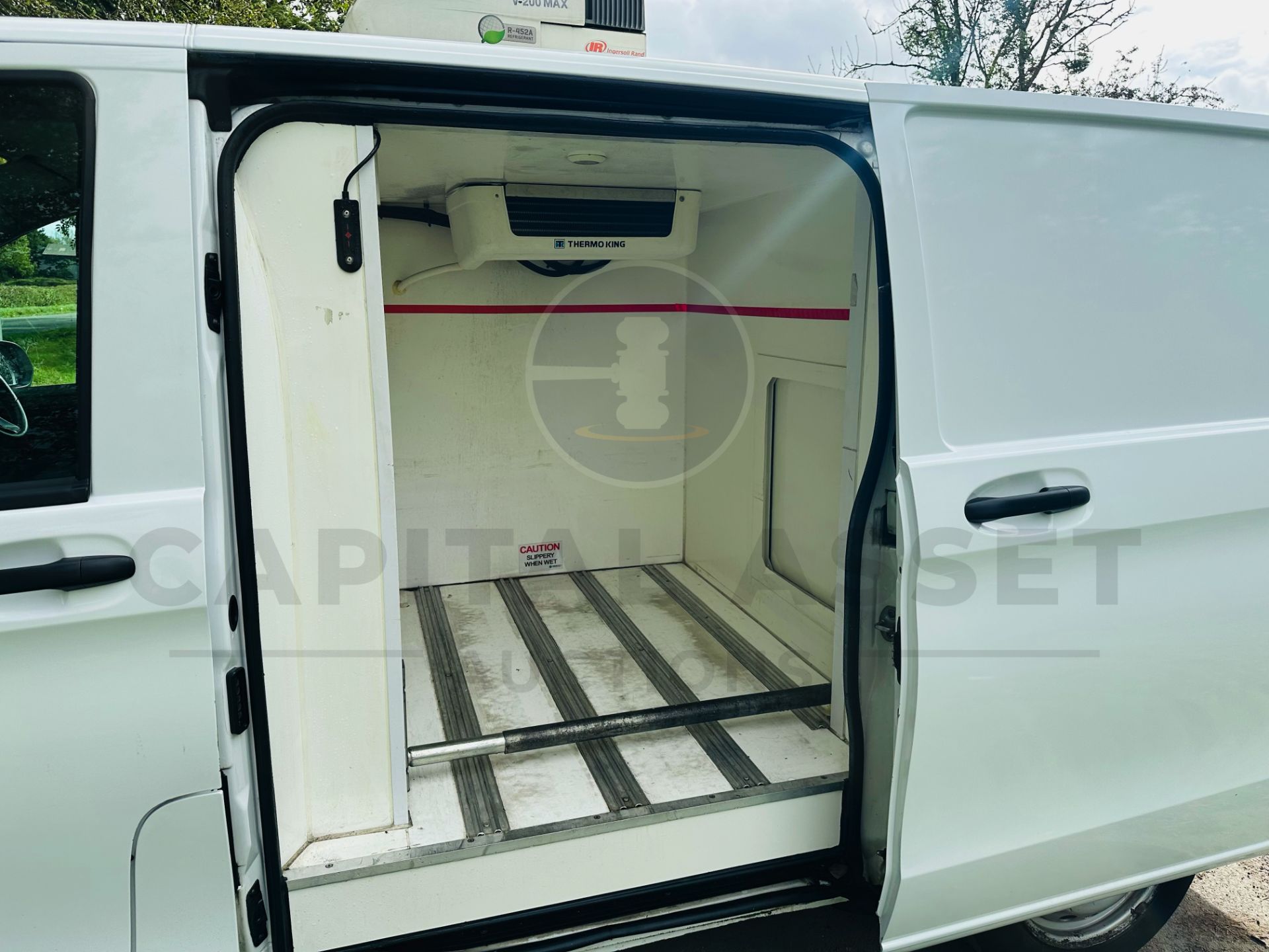 MERCEDES-BENZ VITO 114 CDI FRIDGE / FREEZER WITH OVERNIGHT STANDBY (2020 - EURO 6) AIR CON -* RARE* - Image 17 of 34