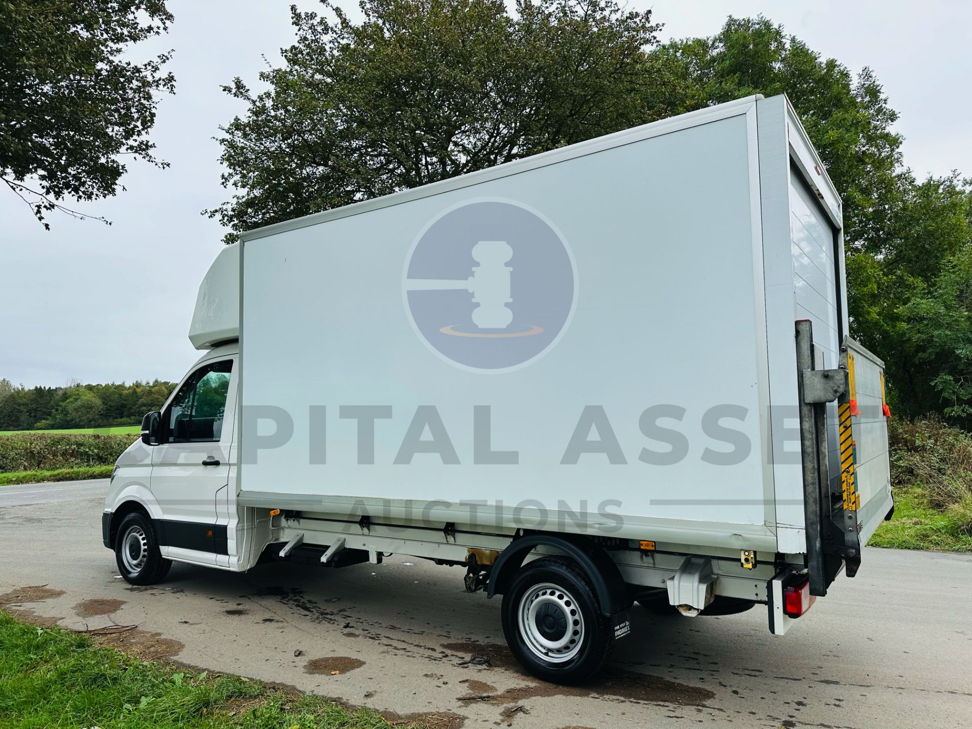 VOLKSWAGEN CRAFTER CR35 *LUTON / BOX VAN* (2019 - EURO 6) 2.0 TDI - 6 SPEED *TAIL-LIFT* - Image 7 of 23