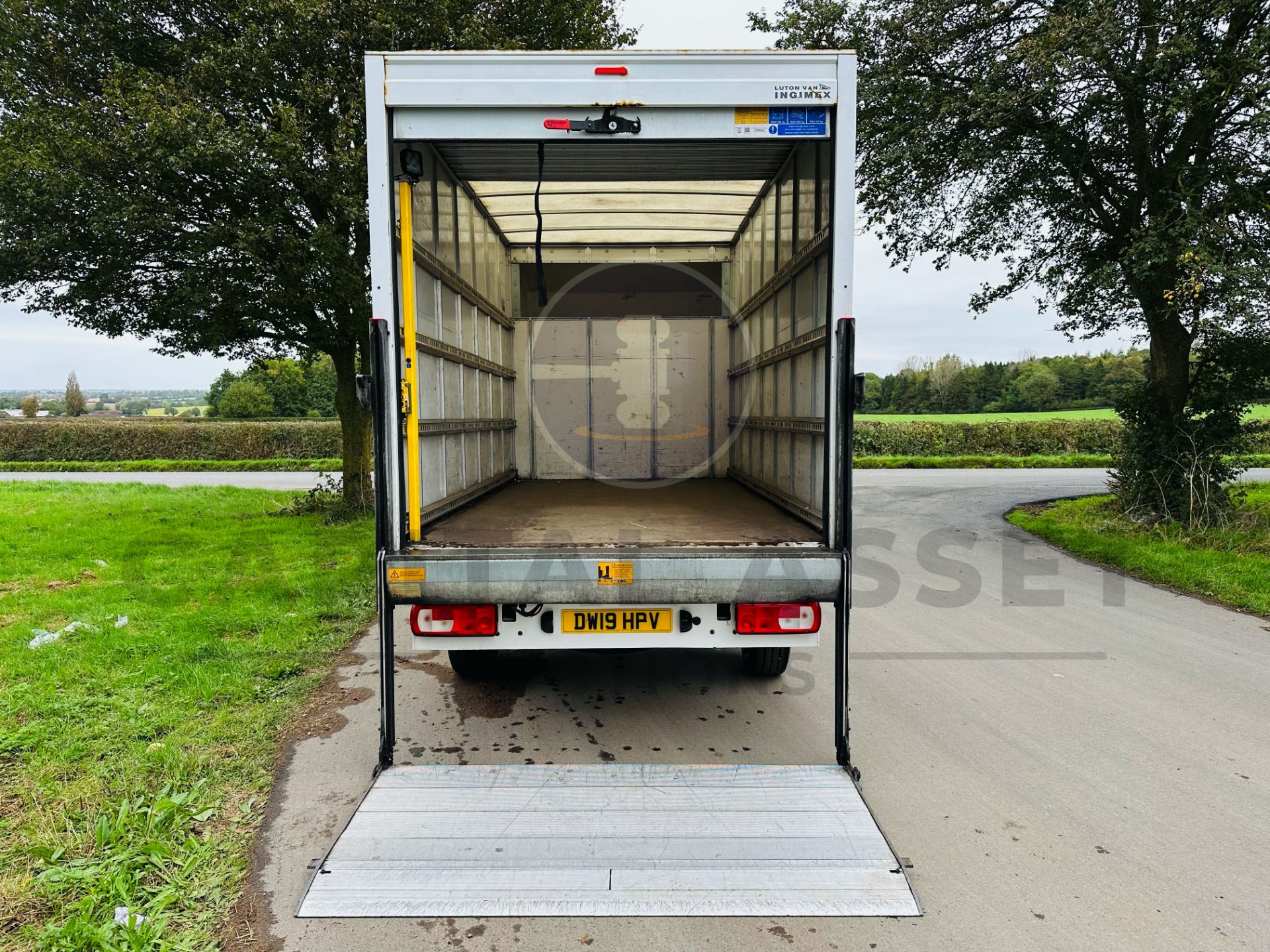 VOLKSWAGEN CRAFTER CR35 *LUTON / BOX VAN* (2019 - EURO 6) 2.0 TDI - 6 SPEED *TAIL-LIFT* - Image 9 of 23