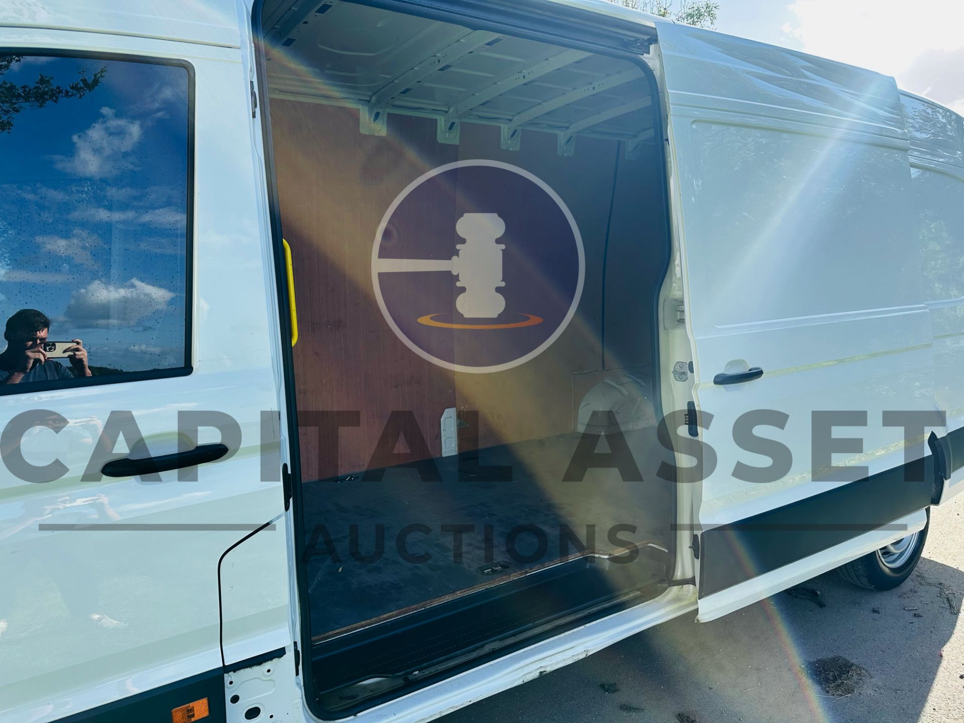 VOLKSWAGEN CRAFTER CR35 *TRENDLINE* LWB HI-ROOF (2022 - NEW MODEL) 2.0 TDI 'BLUEMOTION' *EURO 6* - Image 13 of 28