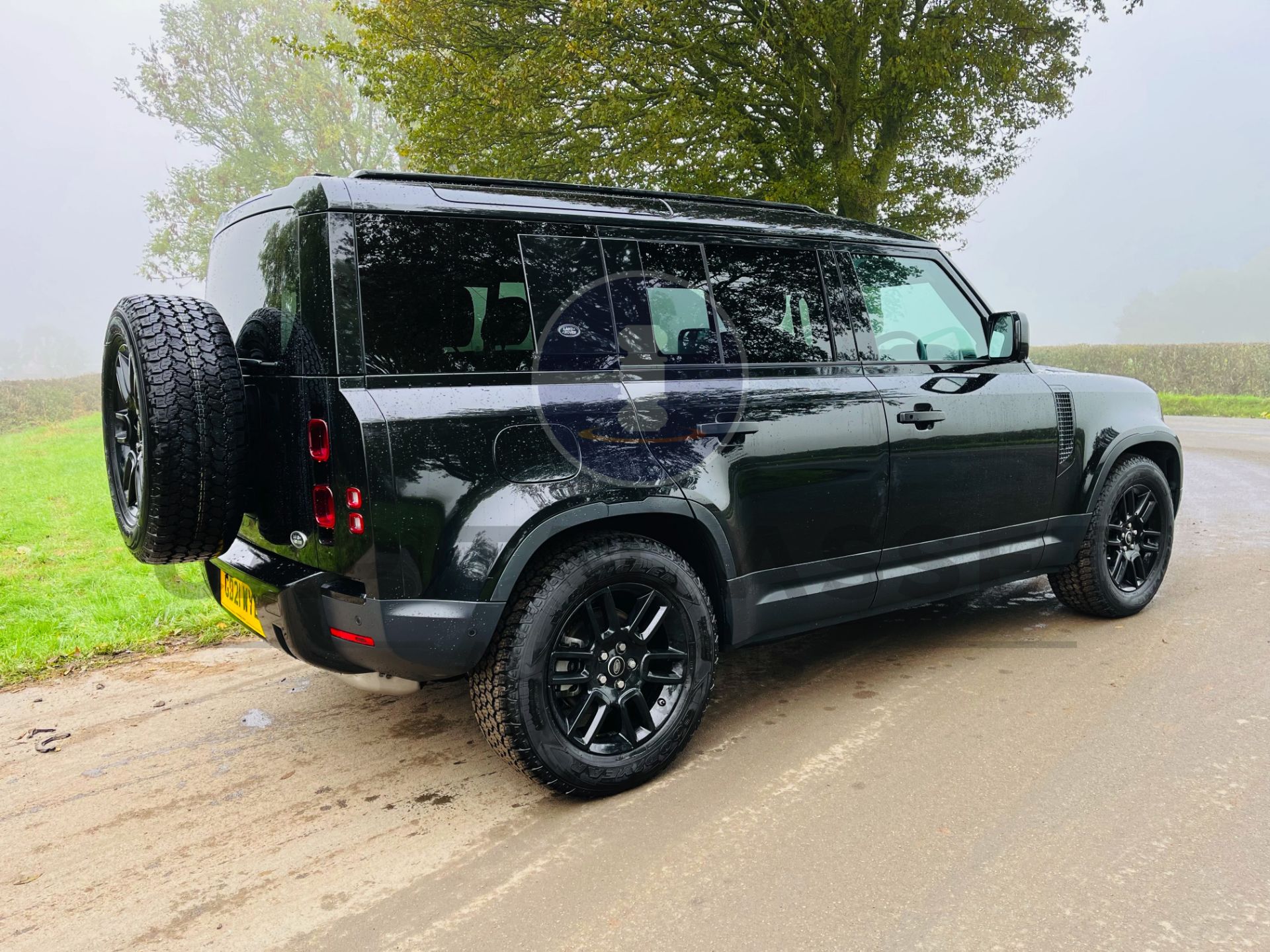 (ON SALE) LAND ROVER DEFENDER 110 *5 DOOR* (2021-NEW MODEL) EURO 6 DIESEL-8 SPEED AUTO *LOW MILEAGE* - Image 11 of 37