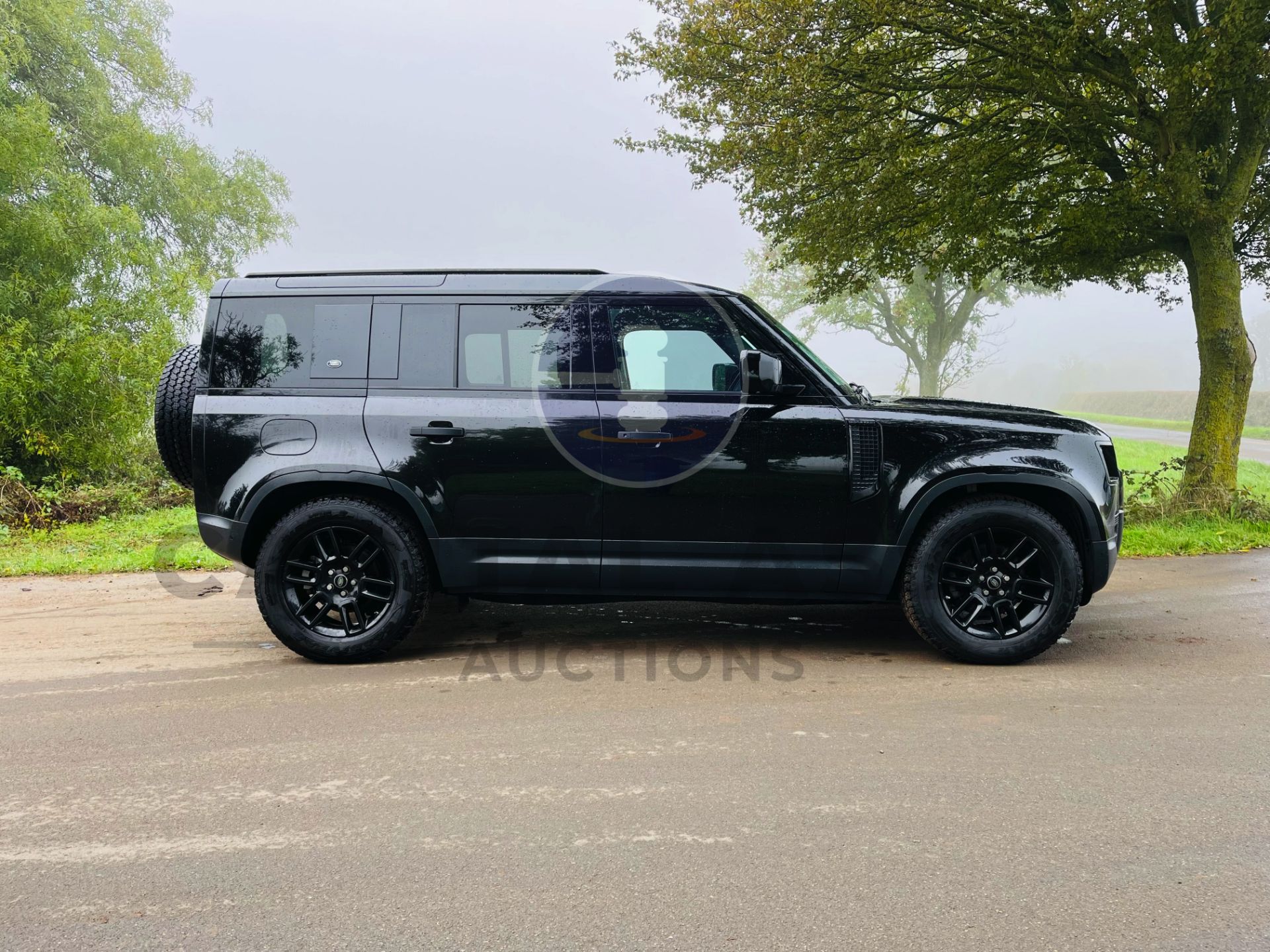 (ON SALE) LAND ROVER DEFENDER 110 *5 DOOR* (2021-NEW MODEL) EURO 6 DIESEL-8 SPEED AUTO *LOW MILEAGE* - Image 12 of 37