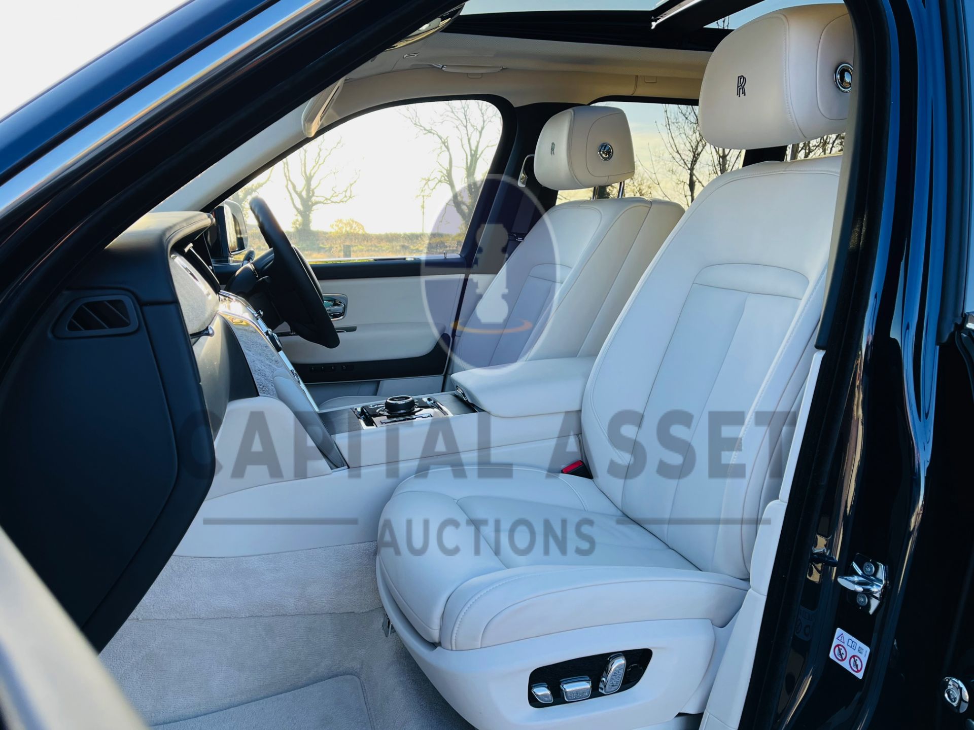 ROLLS ROYCE CULLINAN SILVER BADGE V12 6.75L (23 REG) ULTIMATE LUXURY SUV - ONLY 2100 MILES -MUST SEE - Image 35 of 61