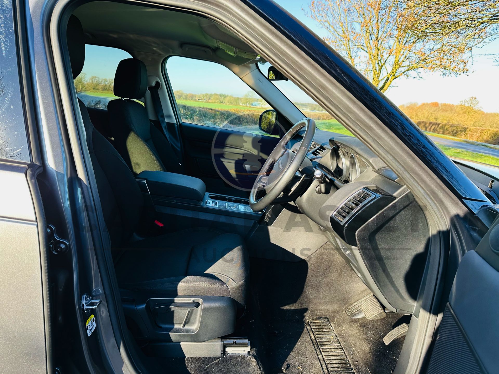 (ON SALE) LAND ROVER DISCOVERY 5 "AUTO DIESEL - 7 SEATER SUV - 2019 MODEL - ONLY 22K MILES FROM NEW - Image 25 of 41