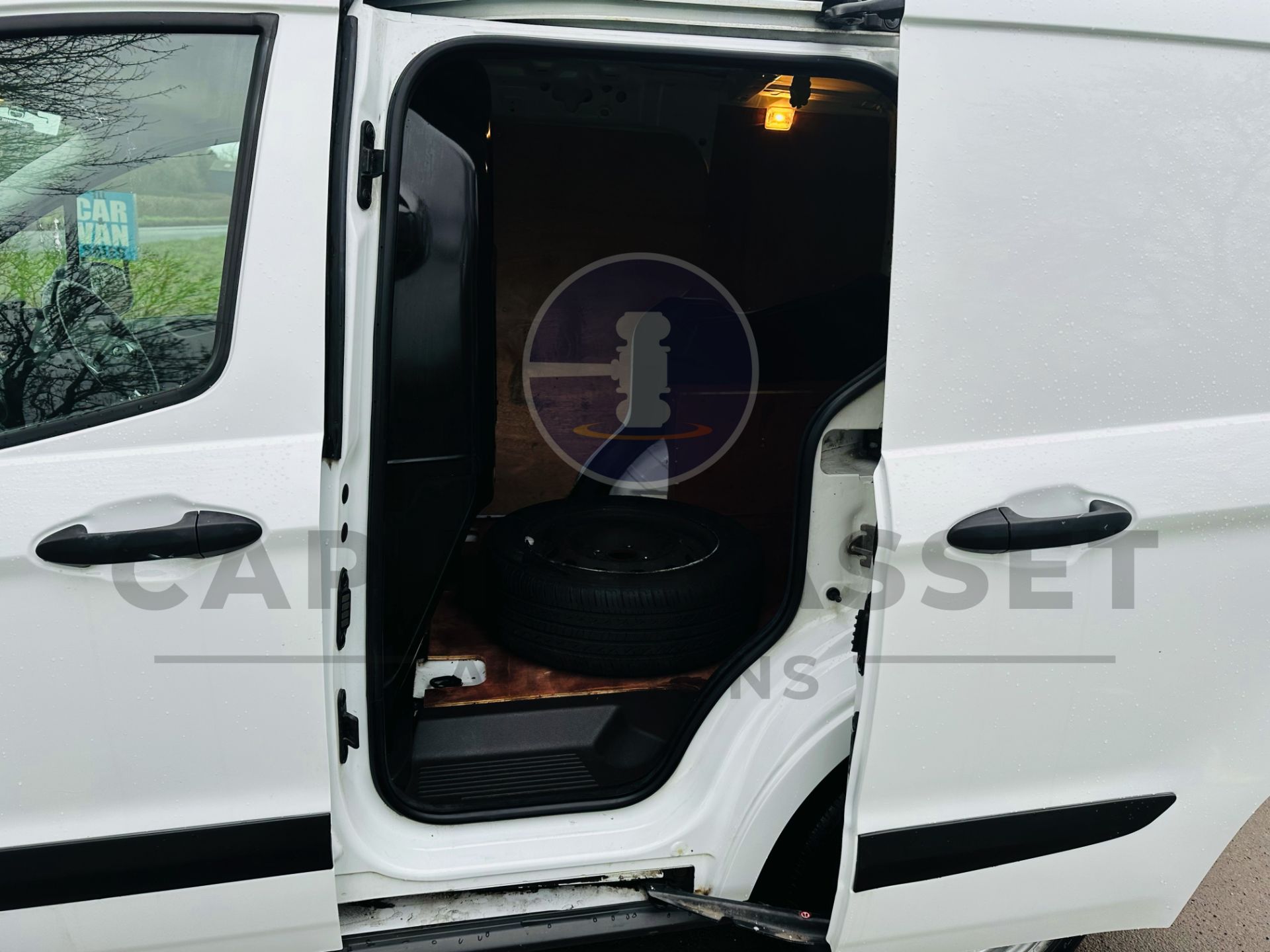 FORD TRANSIT COURIER *TREND EDITION* (2020 - EURO 6) 1.5 TDCI - 6 SPEED (1 OWNER) - Image 13 of 30