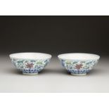 Arte Cinese A pair of doucai porcelain cups bearing a Qianlong six character seal mark at the base