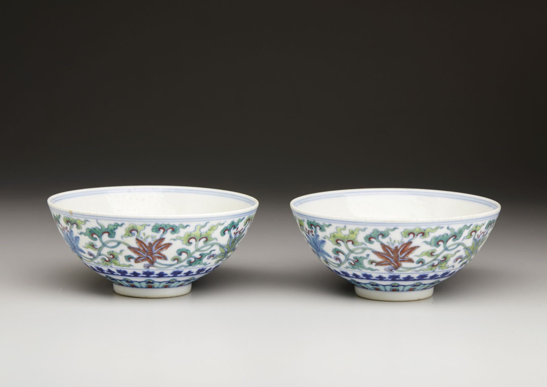 Arte Cinese  A pair of doucai porcelain cups bearing a Qianlong six character seal mark at the base 