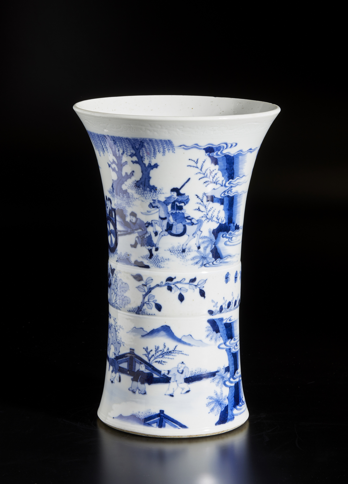 Arte Cinese A blue and white porcelain trumpet vaseChina, Qing dynasty, 18th century . - Image 2 of 5