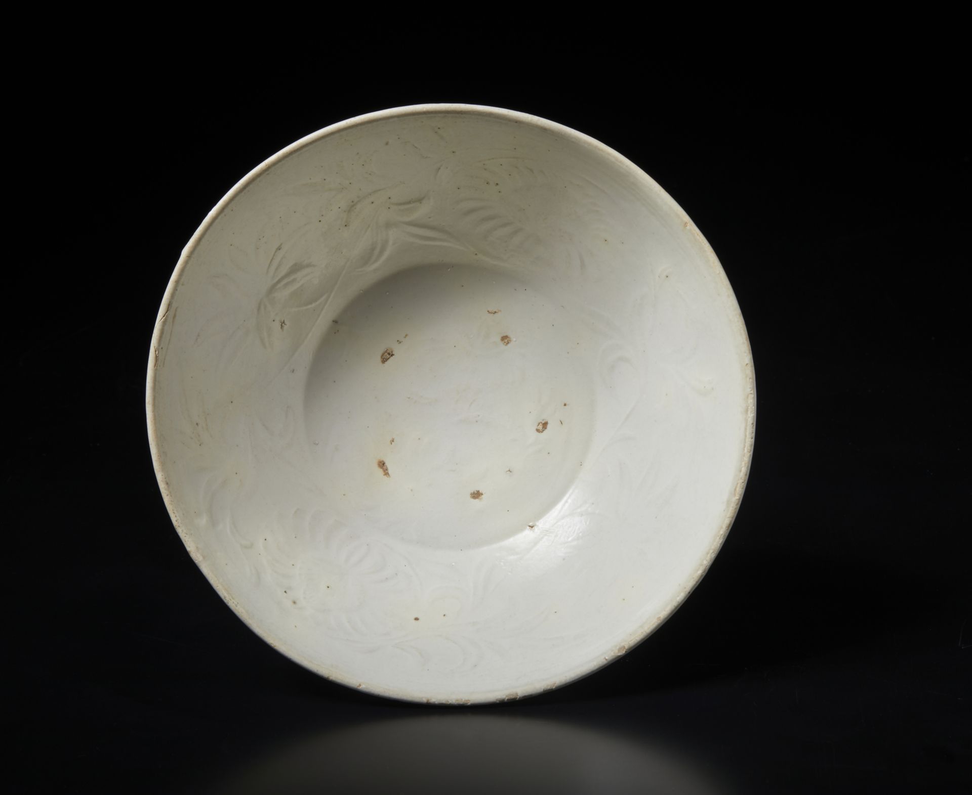 Arte Cinese  A fine Qingbai conical bowl with lotus scroll moulded decorationChina, Song, 13th centu - Bild 2 aus 3