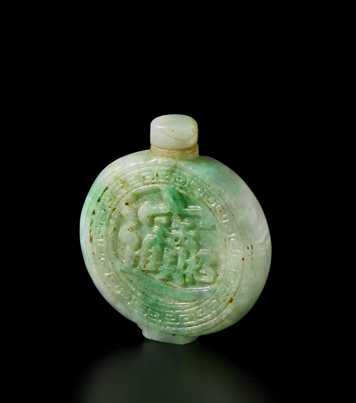 Arte Cinese A carved flat round apple green jade snuff bottleChina, Qing, 19th century. - Image 2 of 2