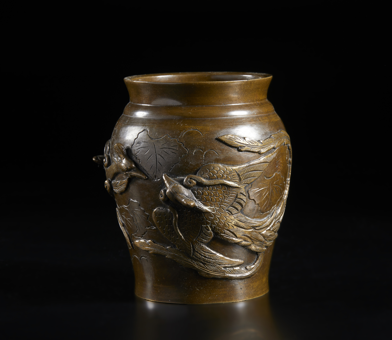 Arte Giapponese A cast bronze vase with high relief decoration and seal mark on the baseJapan, Meij - Image 4 of 5