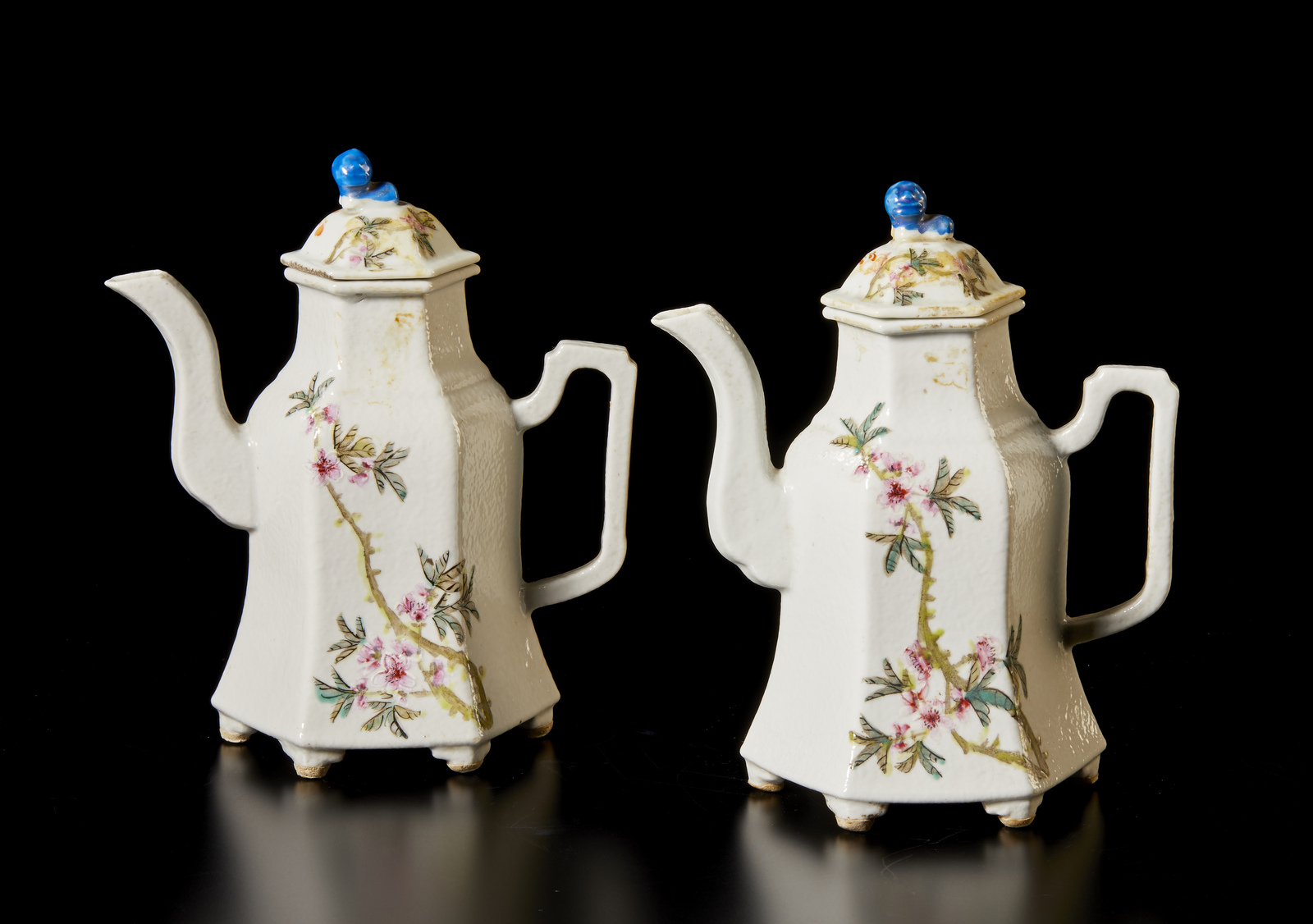 Arte Cinese A pair of famille rose hexagonal shaped porcelain teapots China, ealry 20th century .