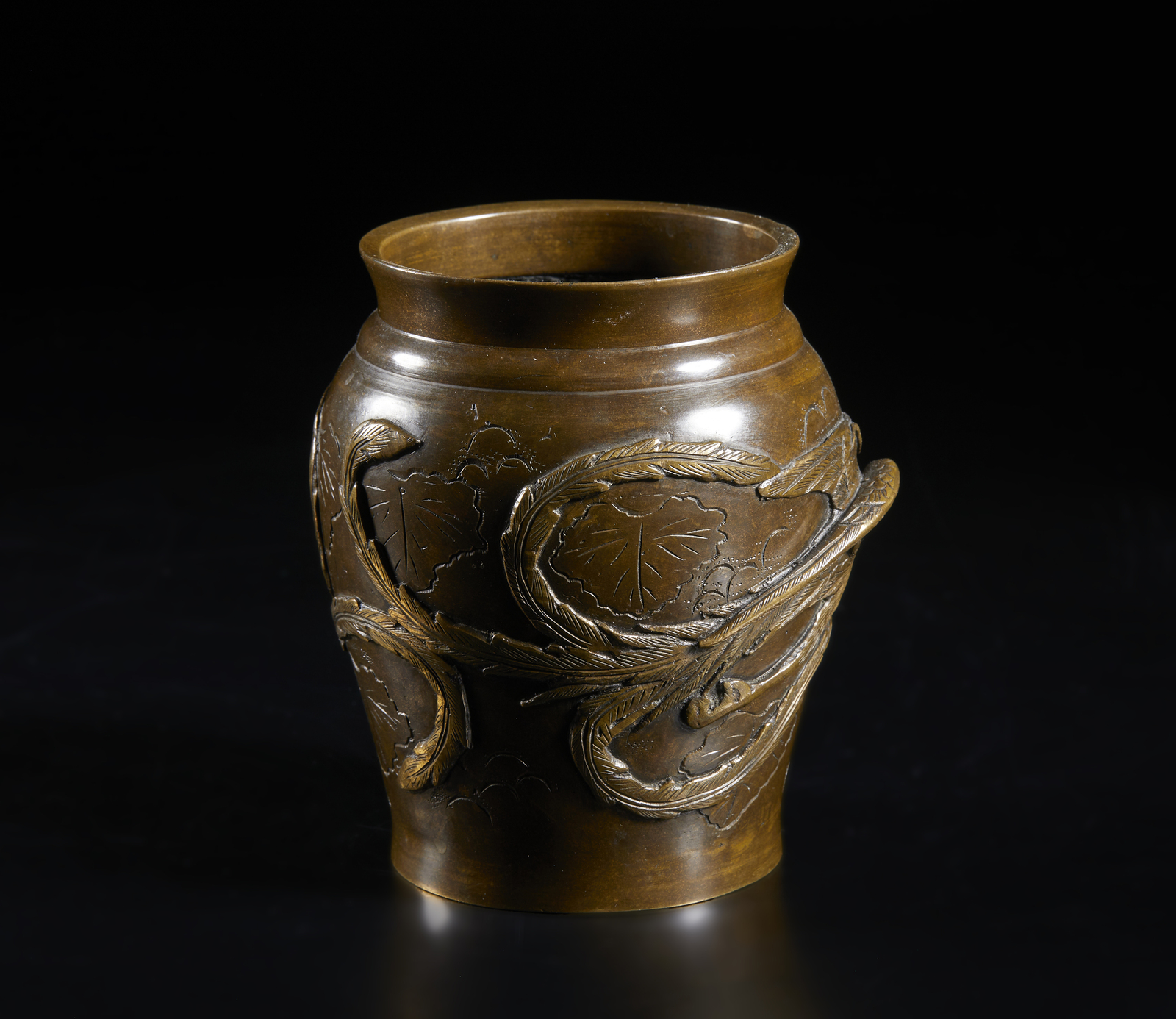 Arte Giapponese A cast bronze vase with high relief decoration and seal mark on the baseJapan, Meij - Image 3 of 5