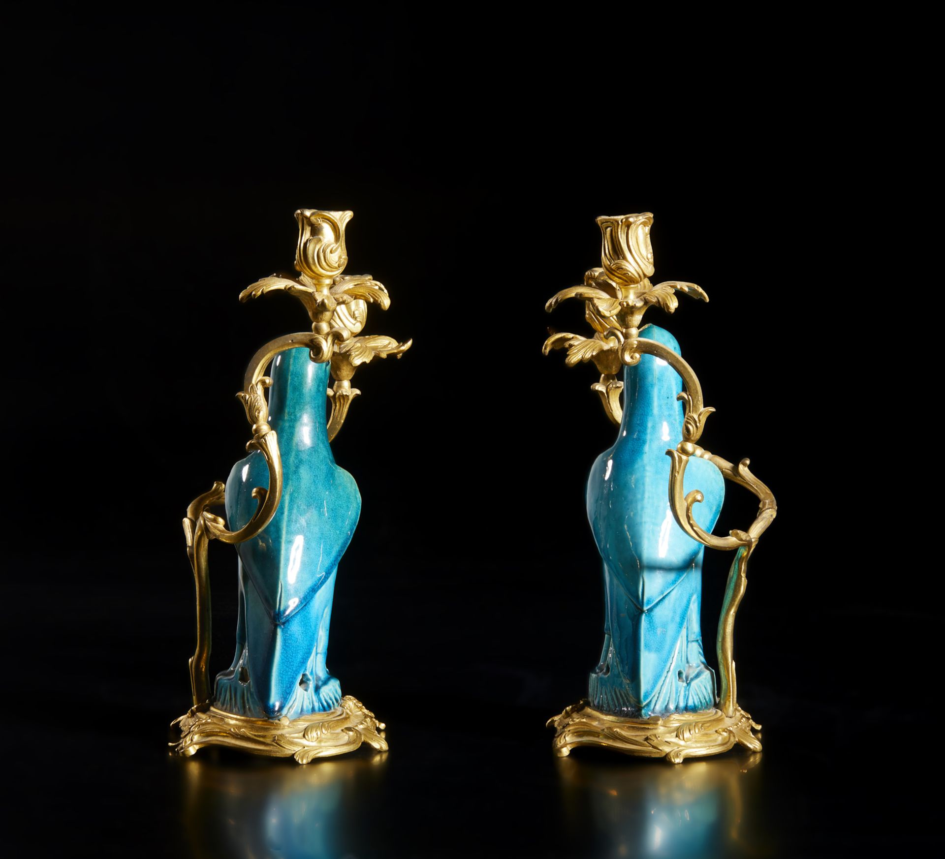 Arte Cinese  A pair of gilded bronze chandlesticks with blue glazed porcelain parrotsChina, Qing, 19 - Bild 6 aus 8