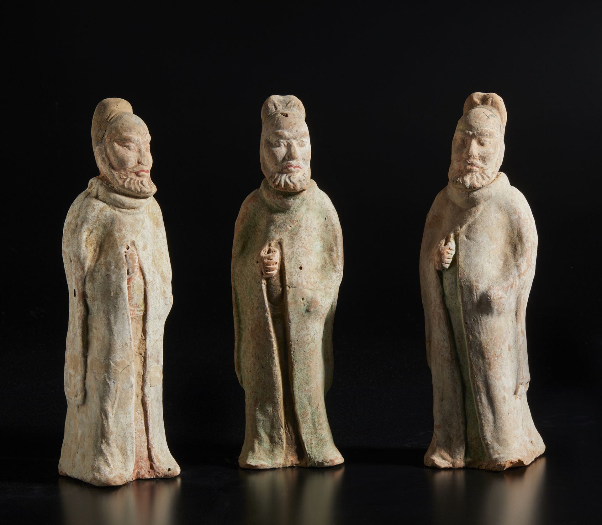Arte Cinese  A group of three terracotta standing figures China, Tang dynasty, 9th century .