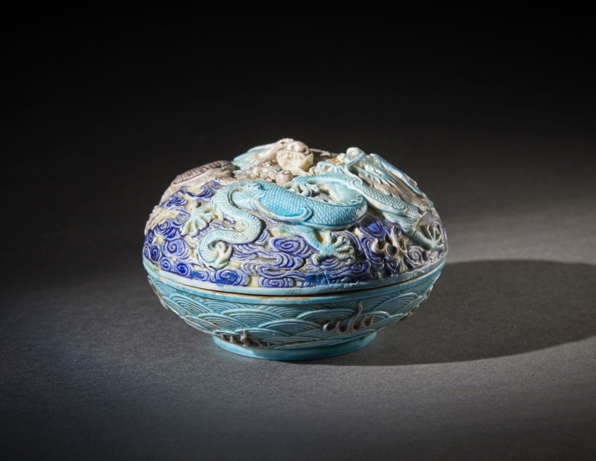 Arte Cinese  A porcelain round box and cover decorated with a dragon. China, Qing dynasty, Qianlong  - Bild 4 aus 5