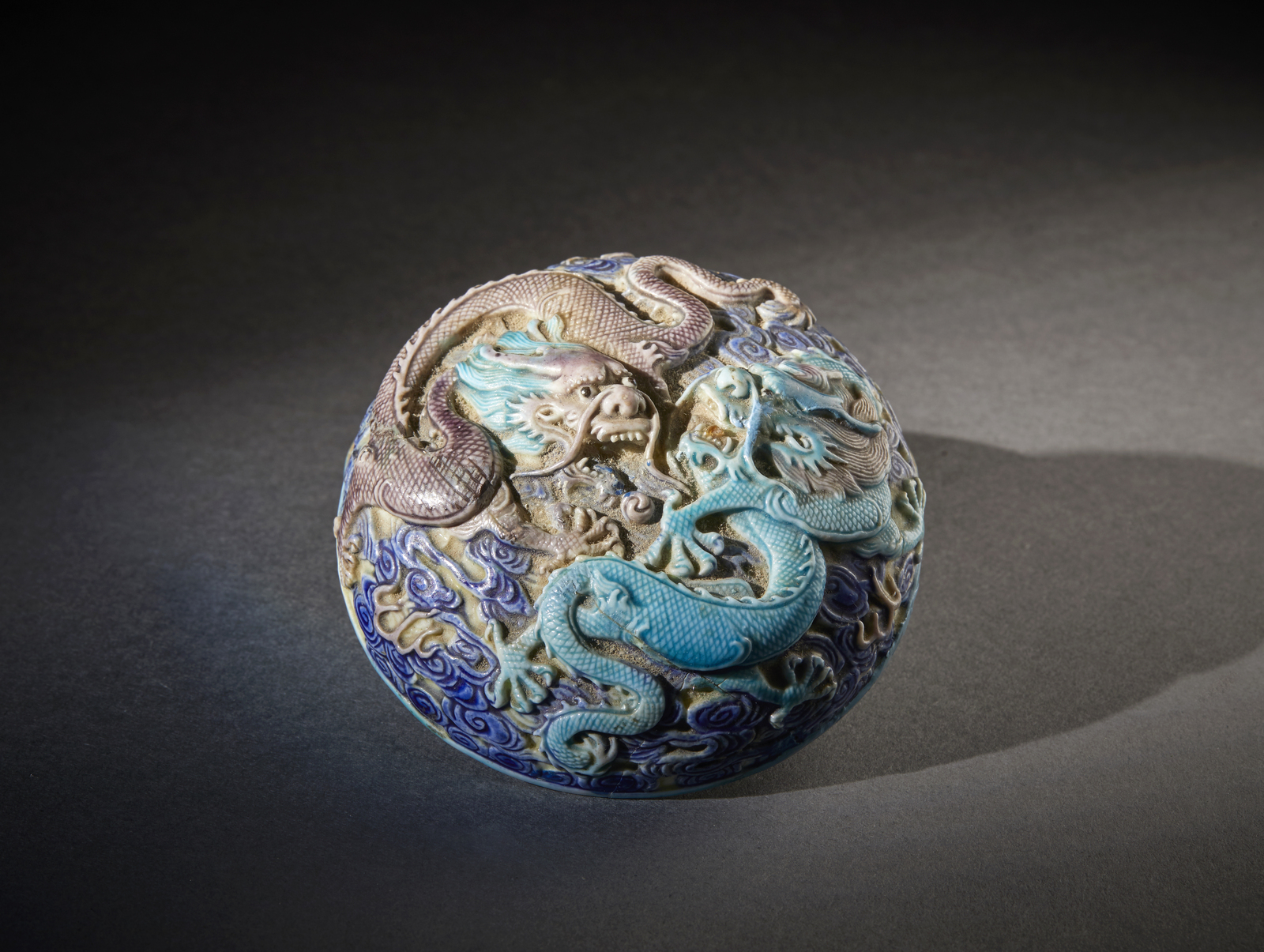Arte Cinese A porcelain round box and cover decorated with a dragon. China, Qing dynasty, Qianlong - Image 2 of 5