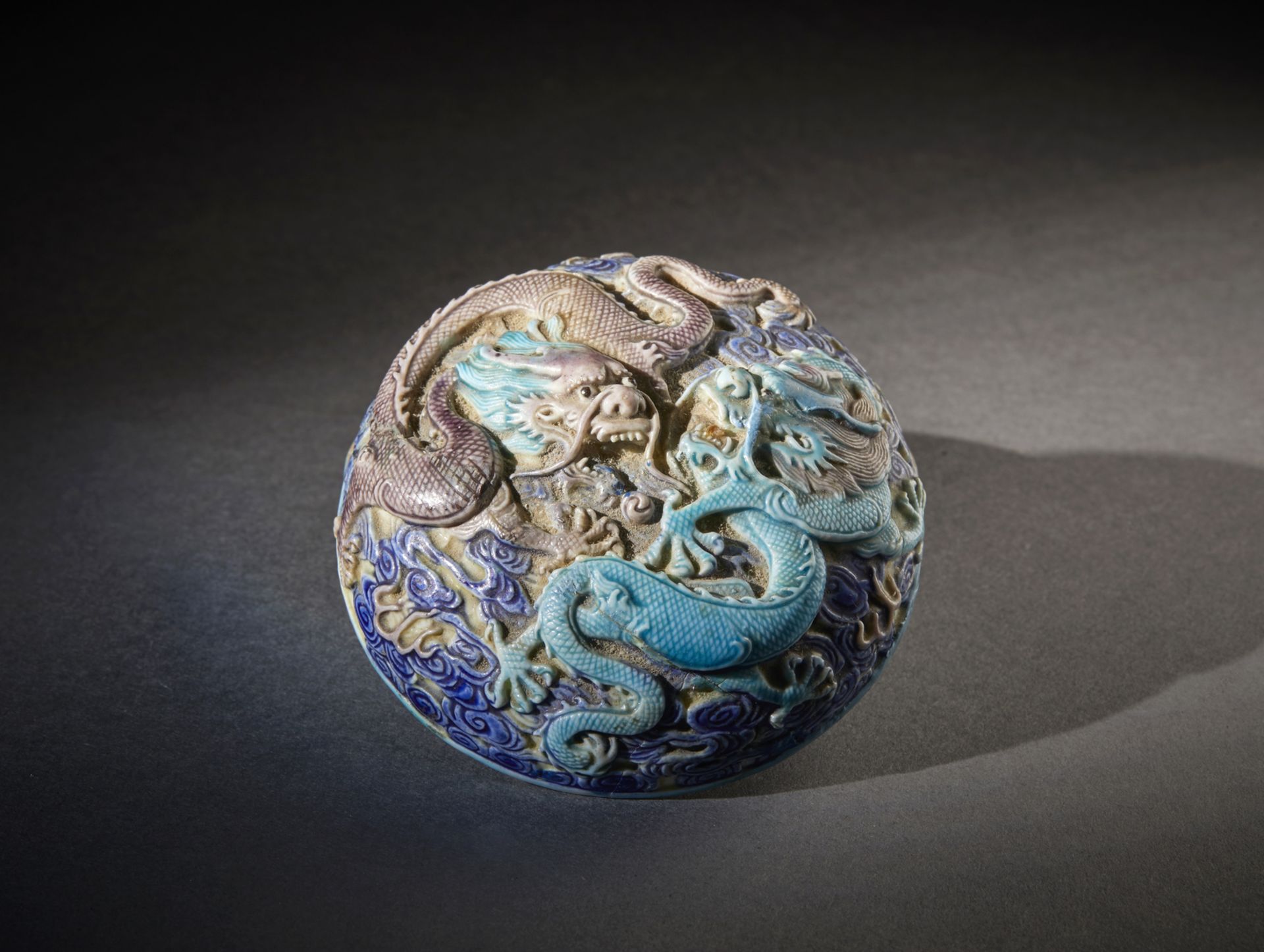Arte Cinese  A porcelain round box and cover decorated with a dragon. China, Qing dynasty, Qianlong  - Bild 2 aus 5