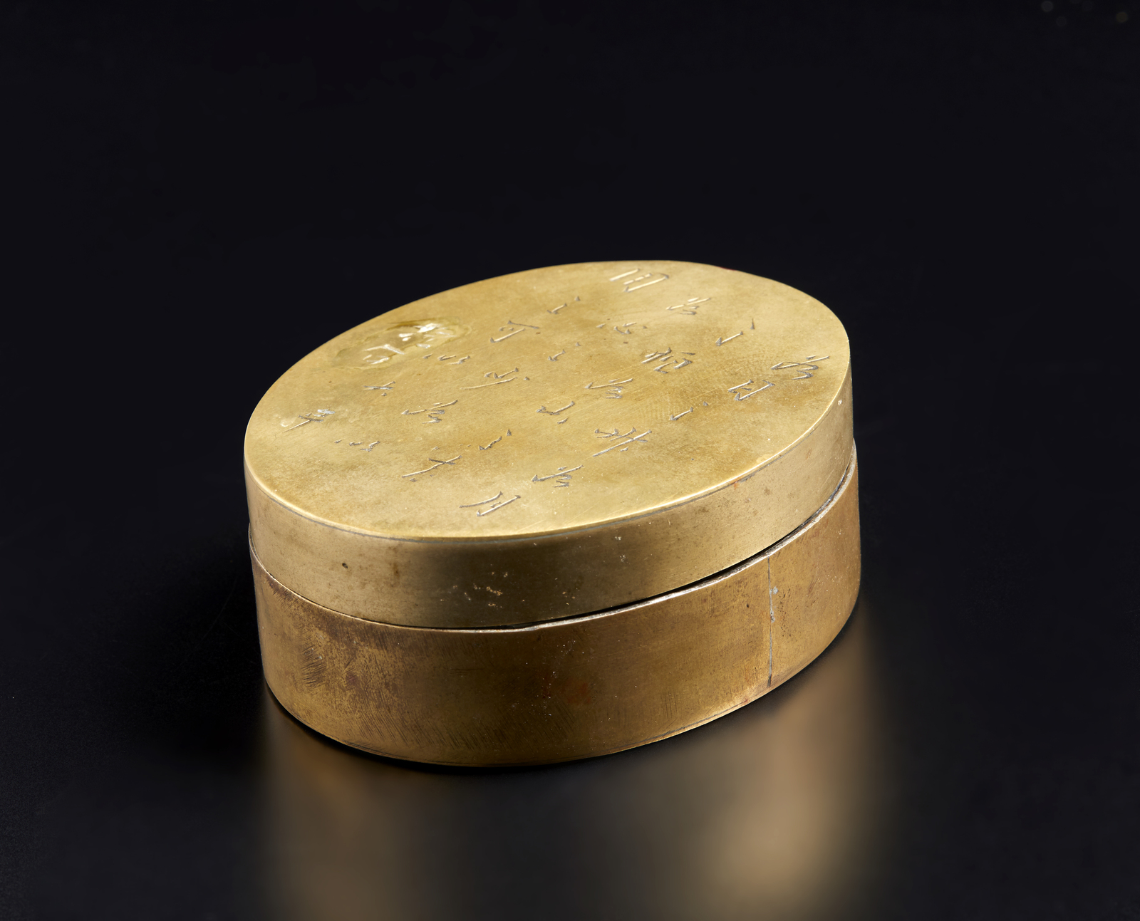 Arte Cinese An oval brass pillbox with inscribed decoration on the lidChina, Qing, 19th century.