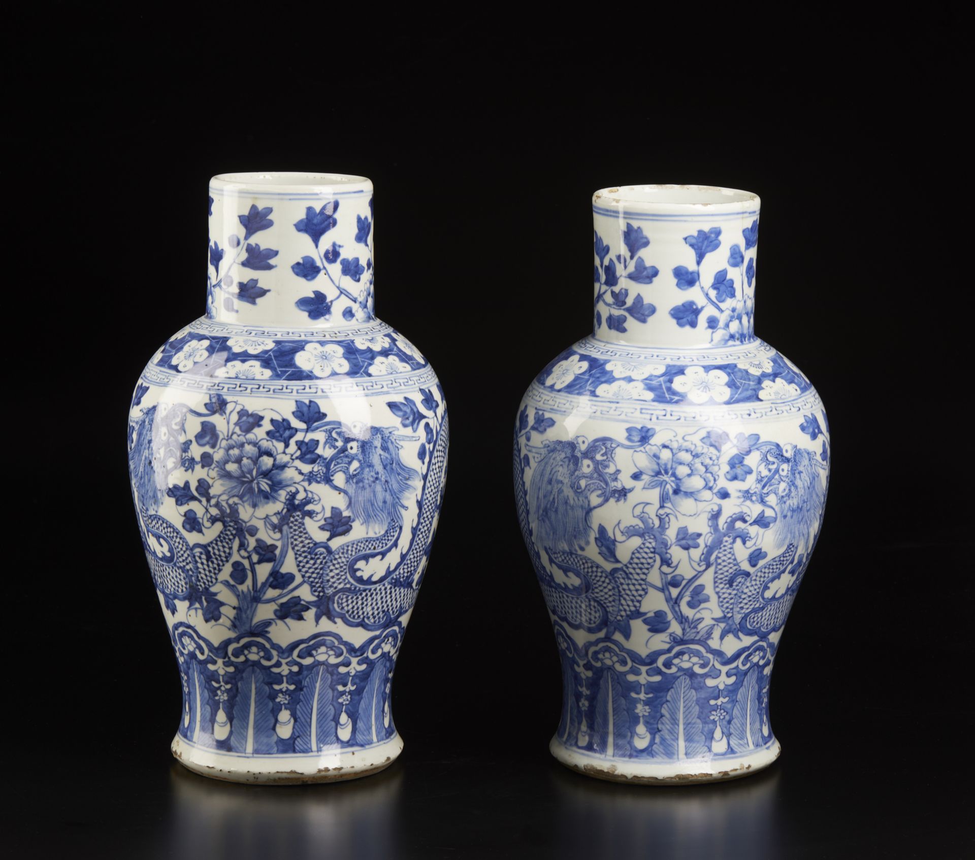 Arte Cinese Two large blue and white porcelain balauster vases and covers, decorated with dragons a - Image 4 of 4