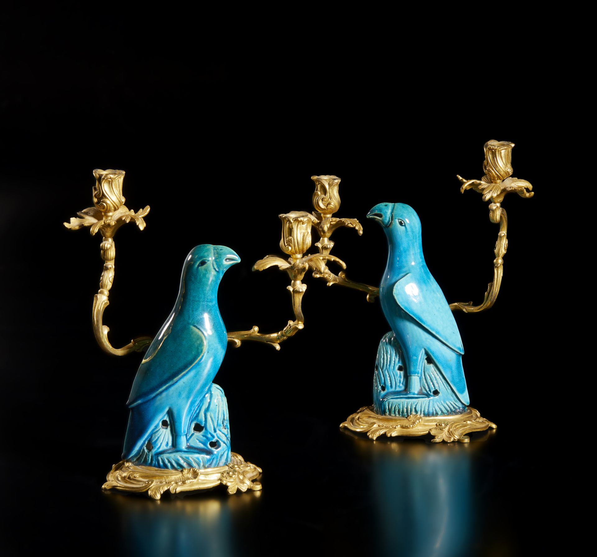 Arte Cinese  A pair of gilded bronze chandlesticks with blue glazed porcelain parrotsChina, Qing, 19 - Bild 2 aus 8