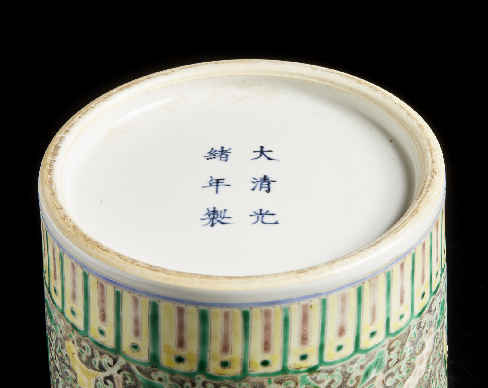 Arte Cinese A "kangxi-wucai" type porcelain brushpot (bitong) bearing a six character Guangxu mark - Image 4 of 4